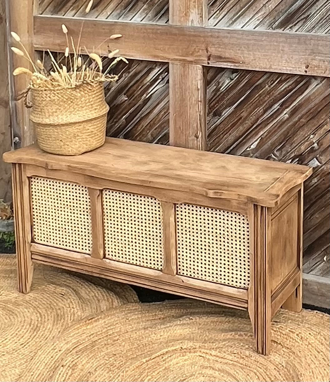 Coffre ancien en chêne massif brut et cannage