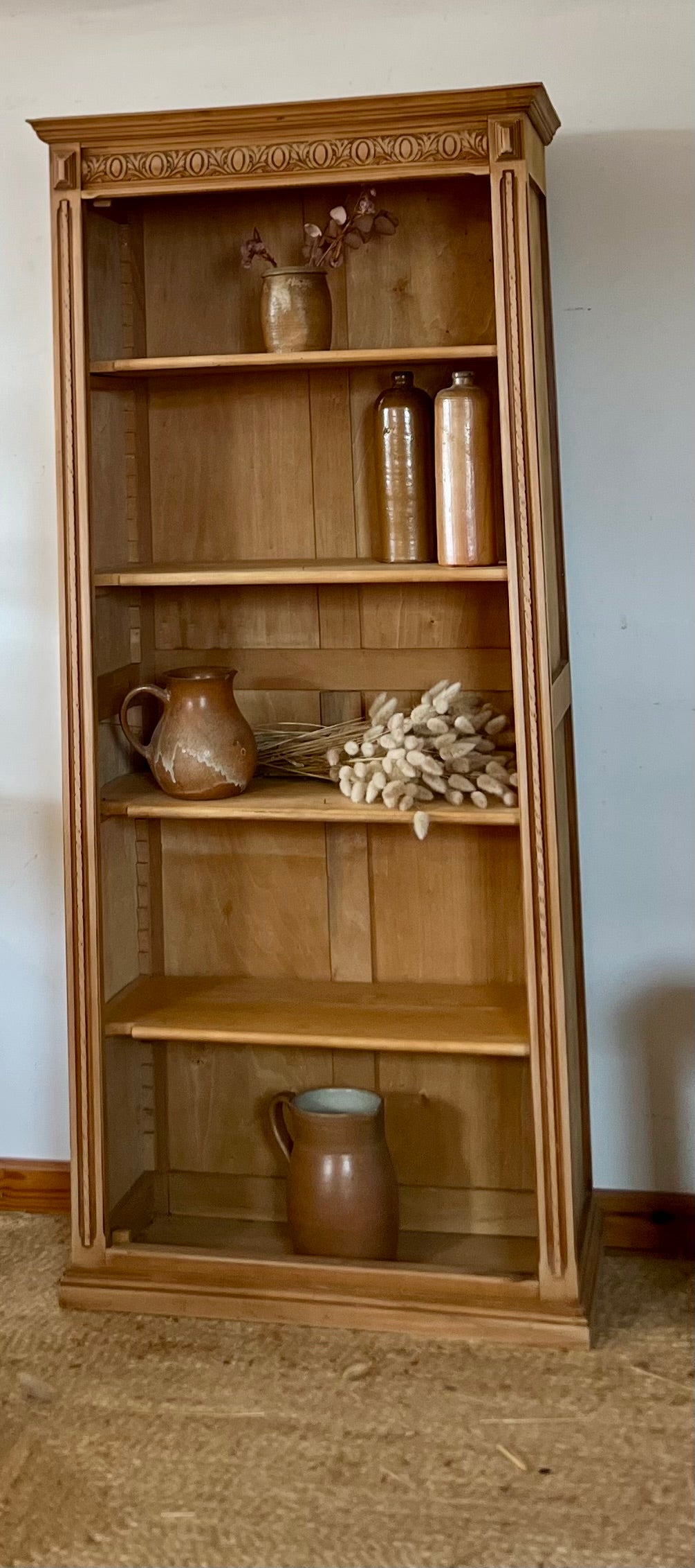Petite bibliothèque parisienne ancienne en bois brut