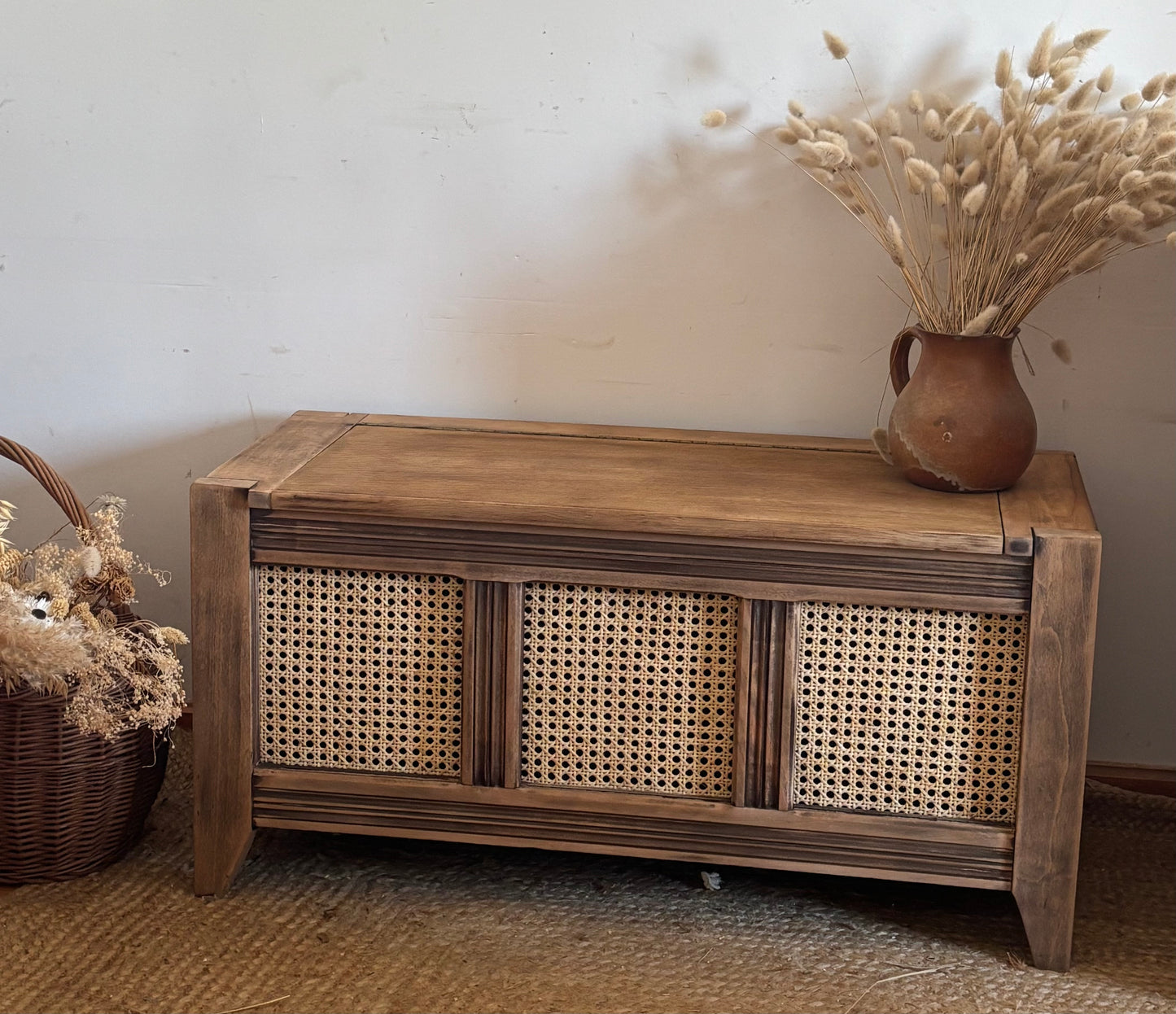 Banc coffre ancien en bois brut et cannage