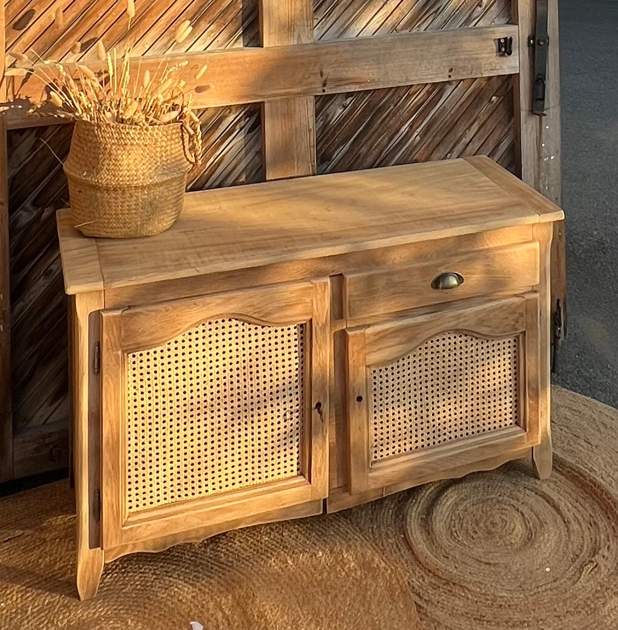 Meuble télé tv ancien en bois brut et cannage