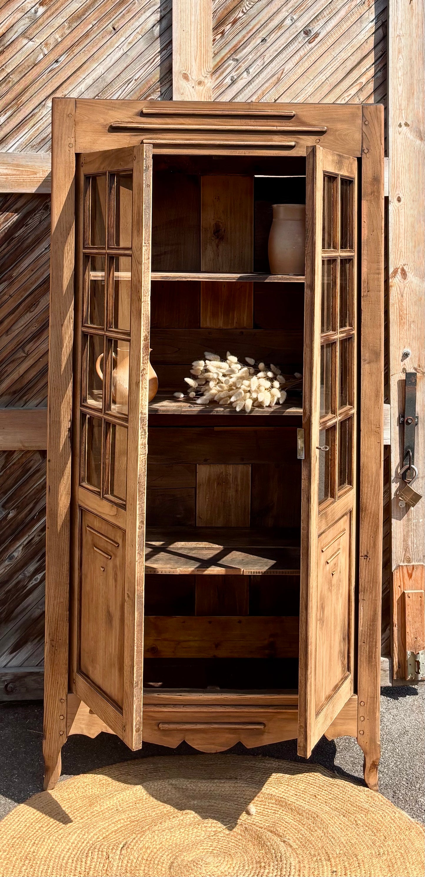 Armoire vitrée ancienne des années 30 en chêne massif brut : vaisselier bibliothèque