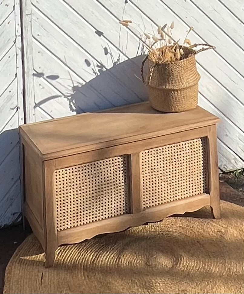 Coffre ancien en chêne brut et cannage