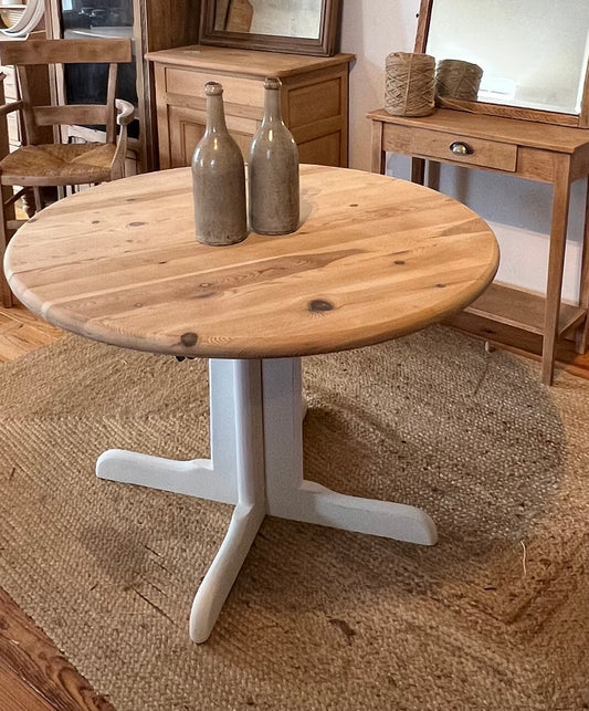 Grande table rénovée 2 rallonges de 4 à 8/10 personnes en bois massif brut et patiné blanc