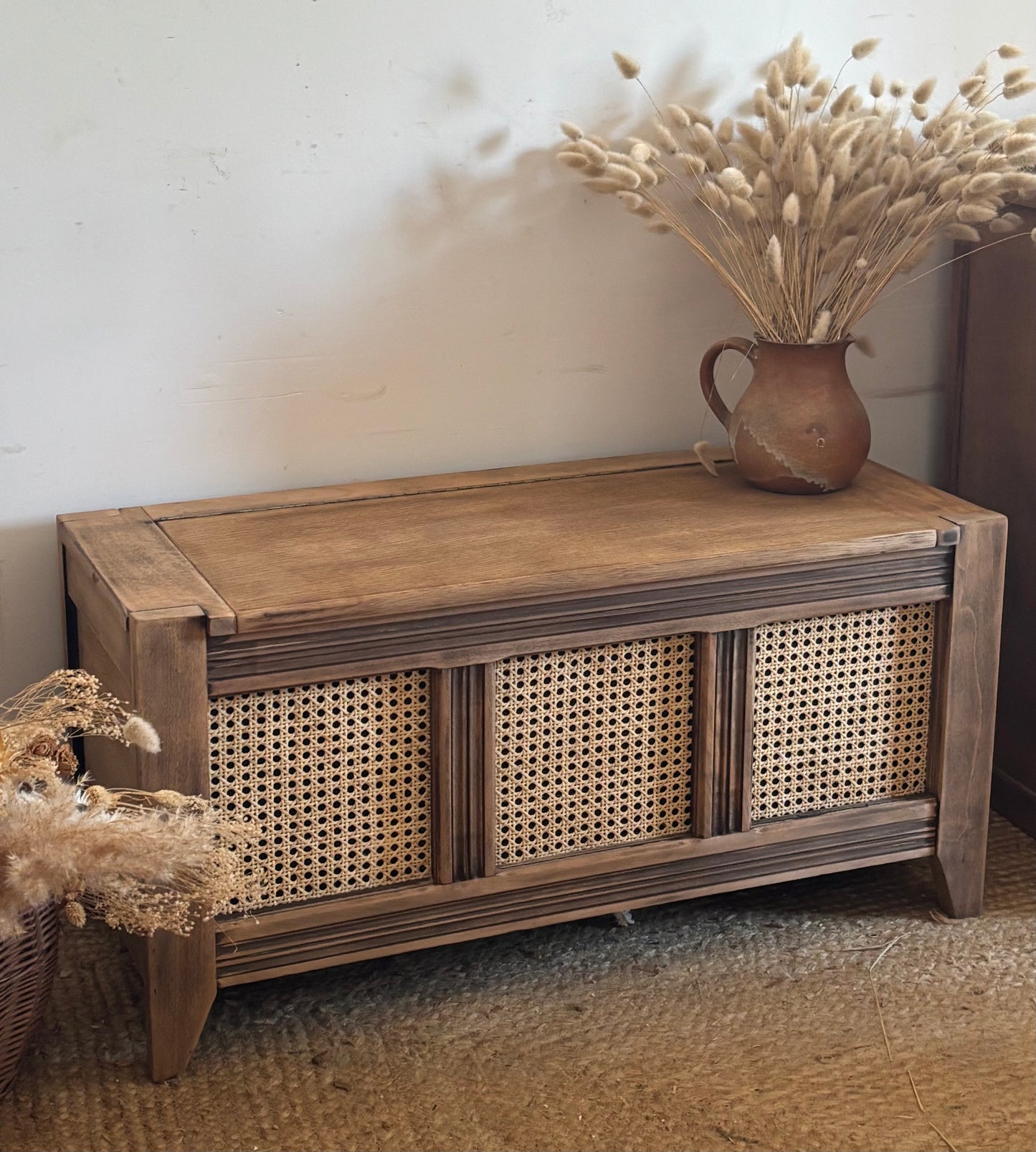 Banc coffre ancien en bois brut et cannage