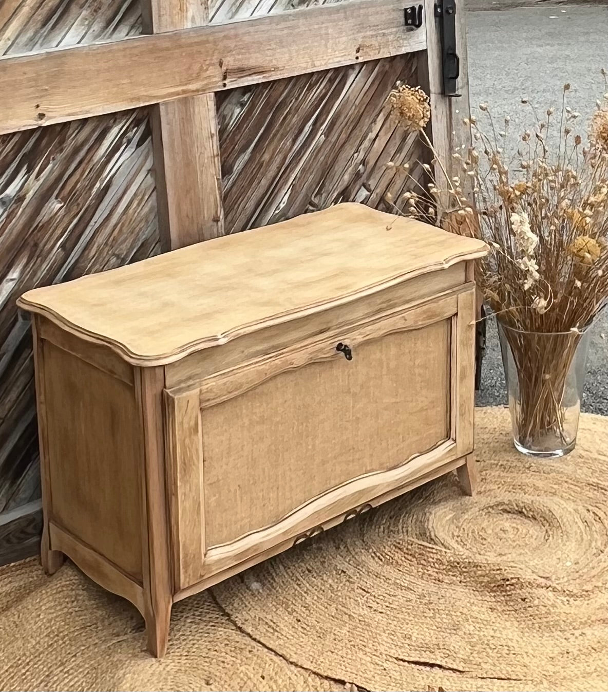 Coffre ancien en chêne brut et toile de jute - ouverture sur le devant