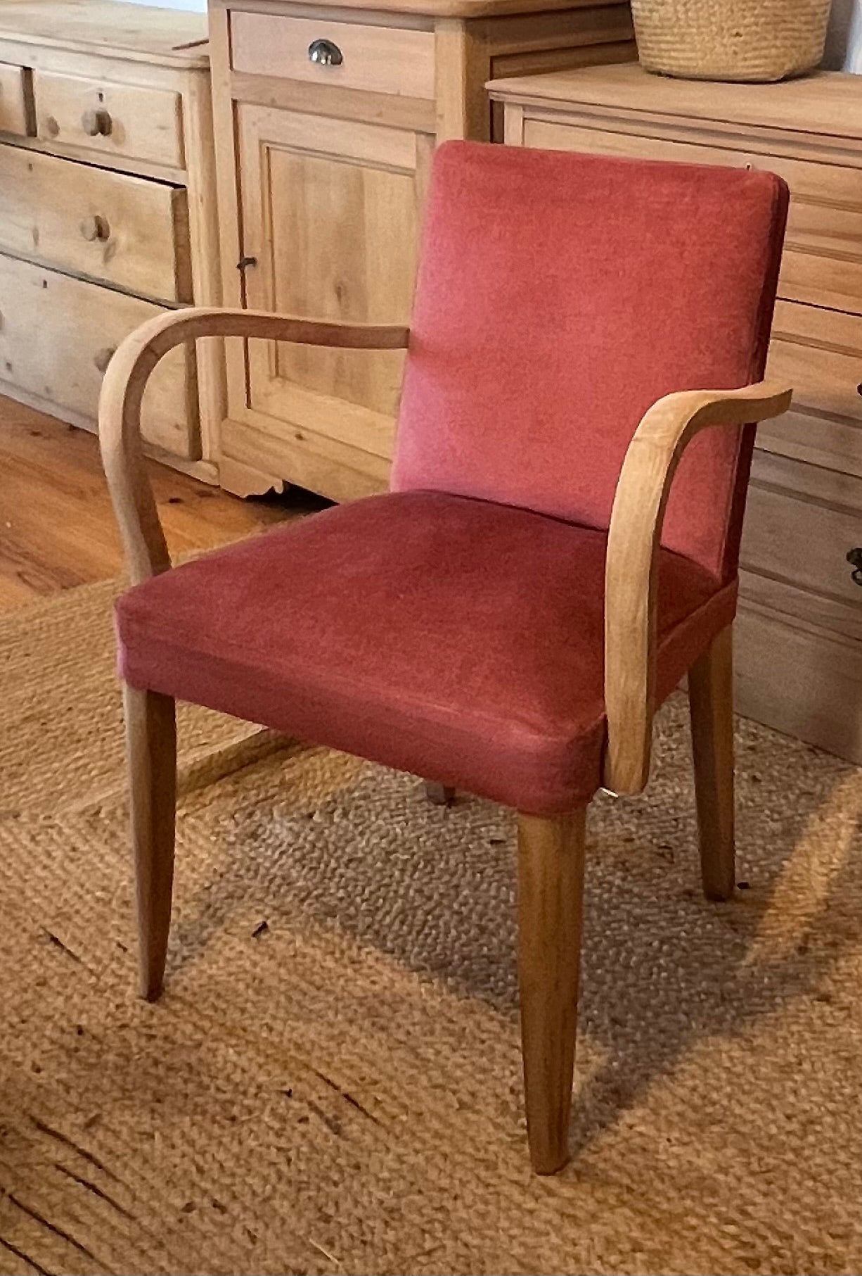 Paire de fauteuils bridge vintage en bois massif brut et vieux rose - années 50