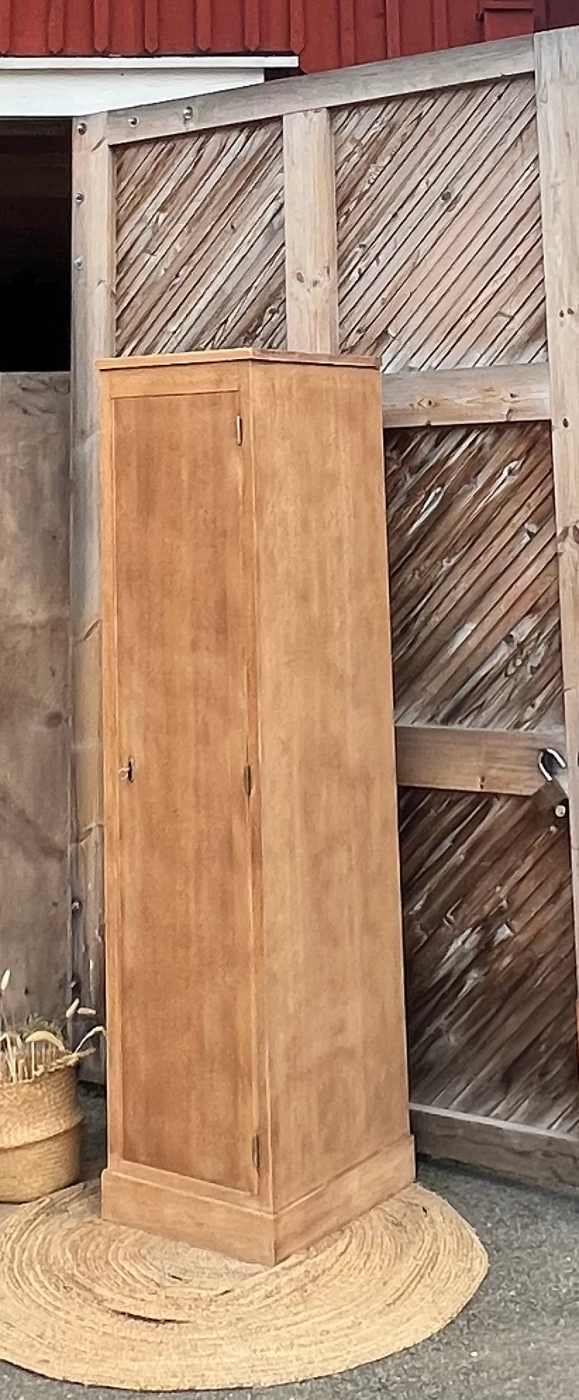 Armoire vintage format bonnetière en chêne brut