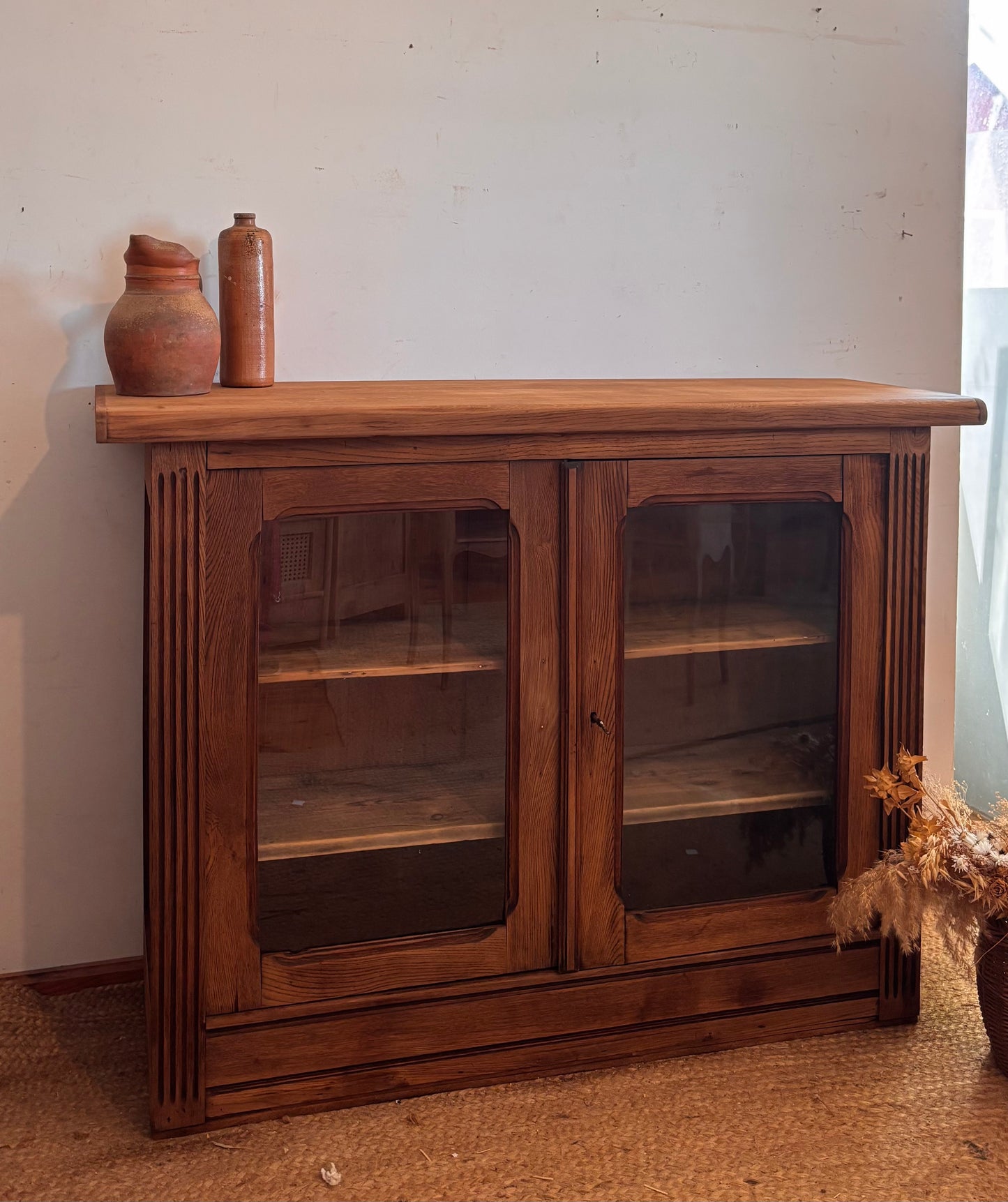 Buffet parisien vitré ancien en chêne brut