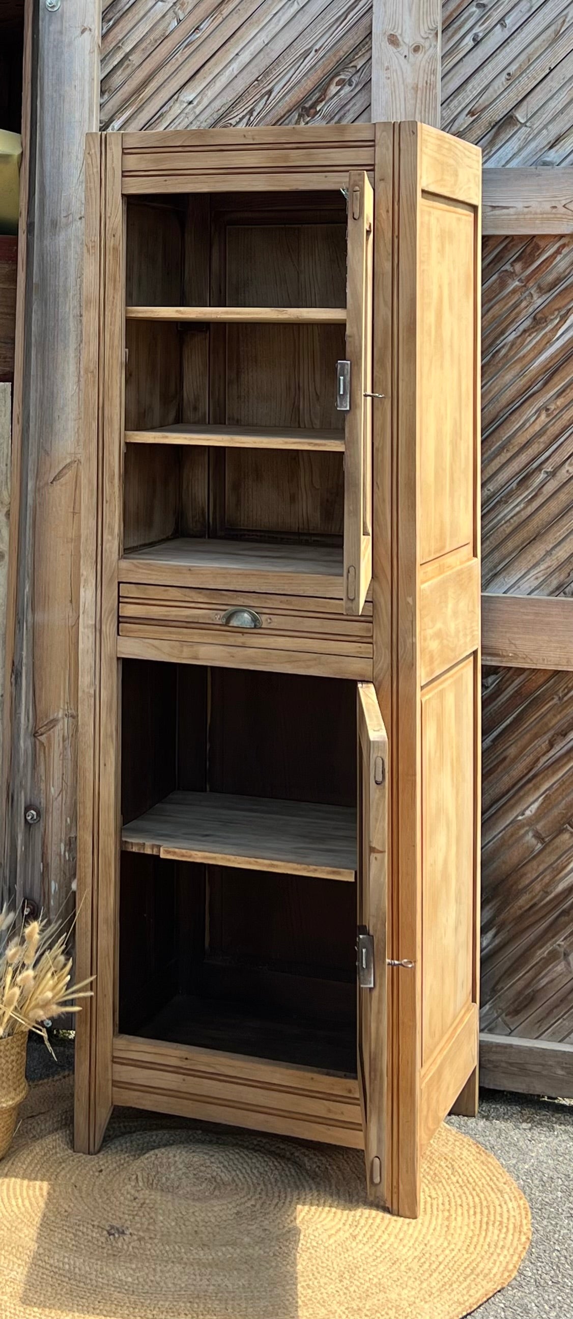 Bonnetiere ancienne en chêne massif brut : armoire vaisselier bibliothèque / homme debout