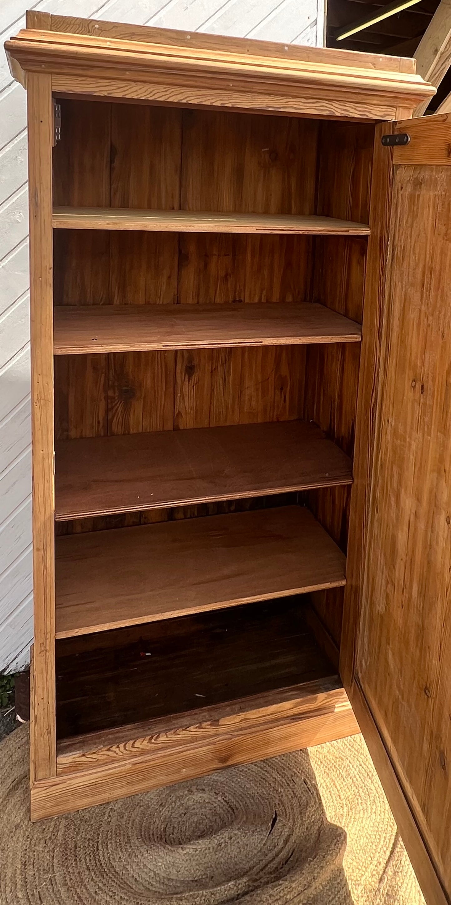 Armoire bonnetière ancienne en bois massif brut