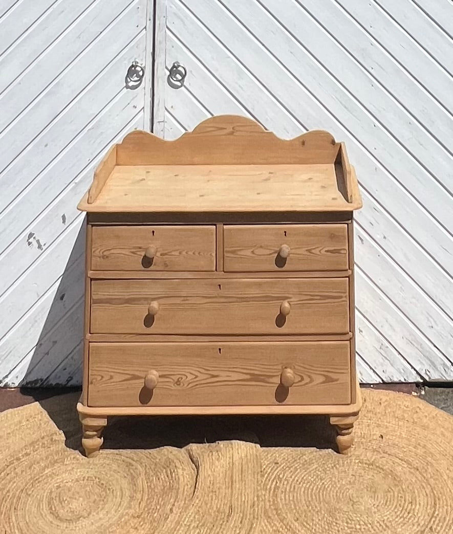 Commode anglaise ancienne en bois massif brut