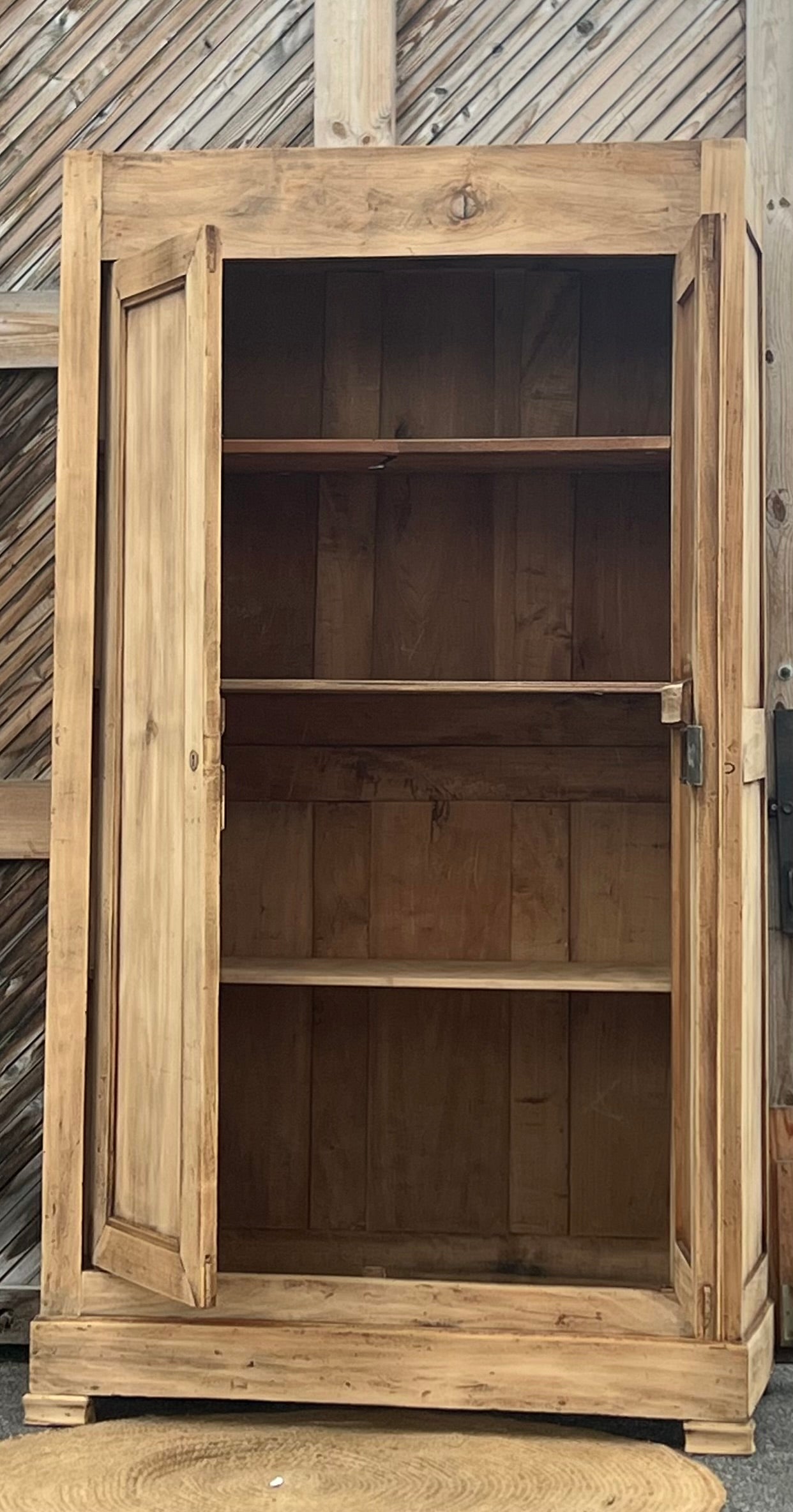 Armoire ancienne en bois massif brut