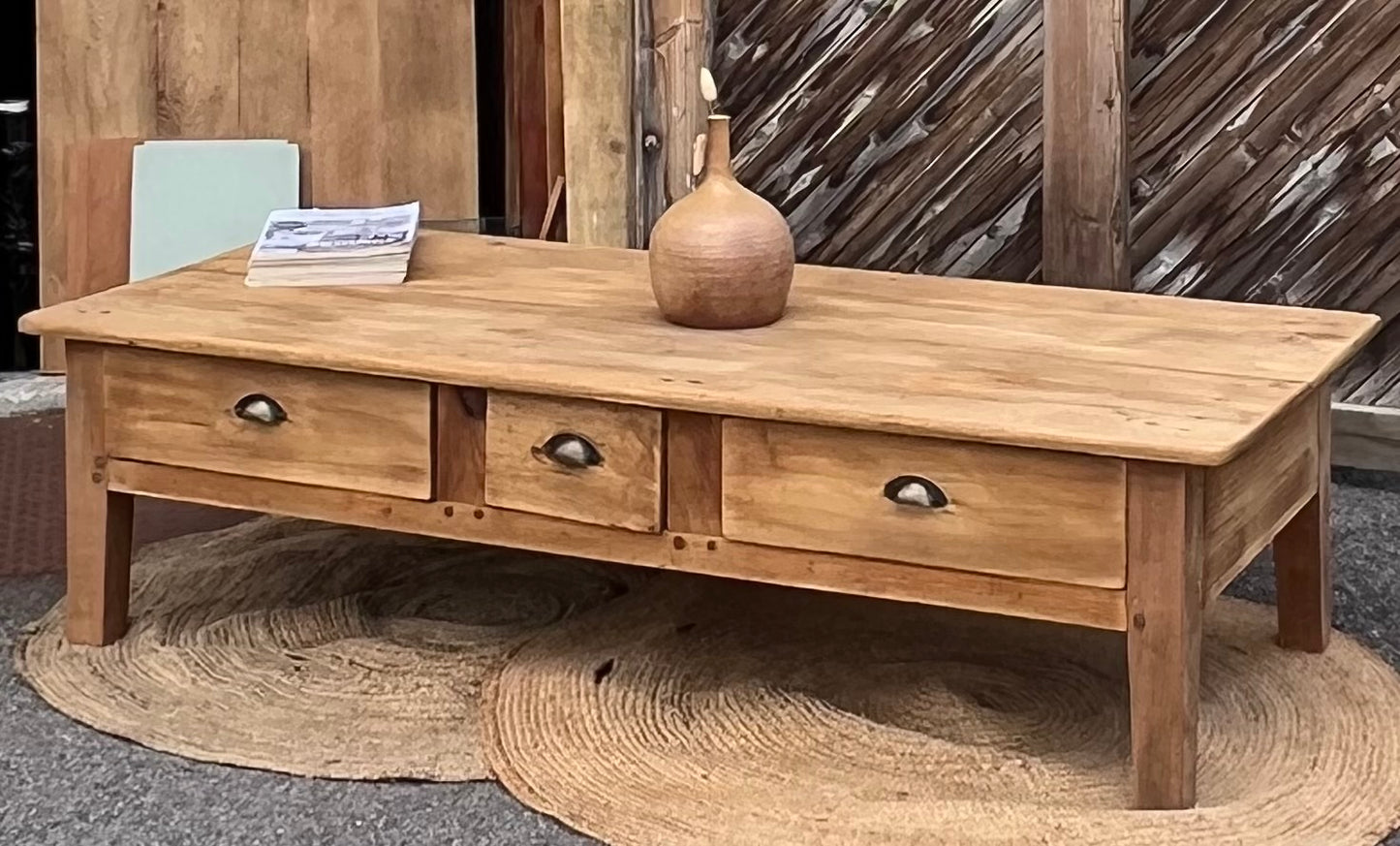 Grande table basse de ferme ancienne en bois massif brut 3 tiroirs
