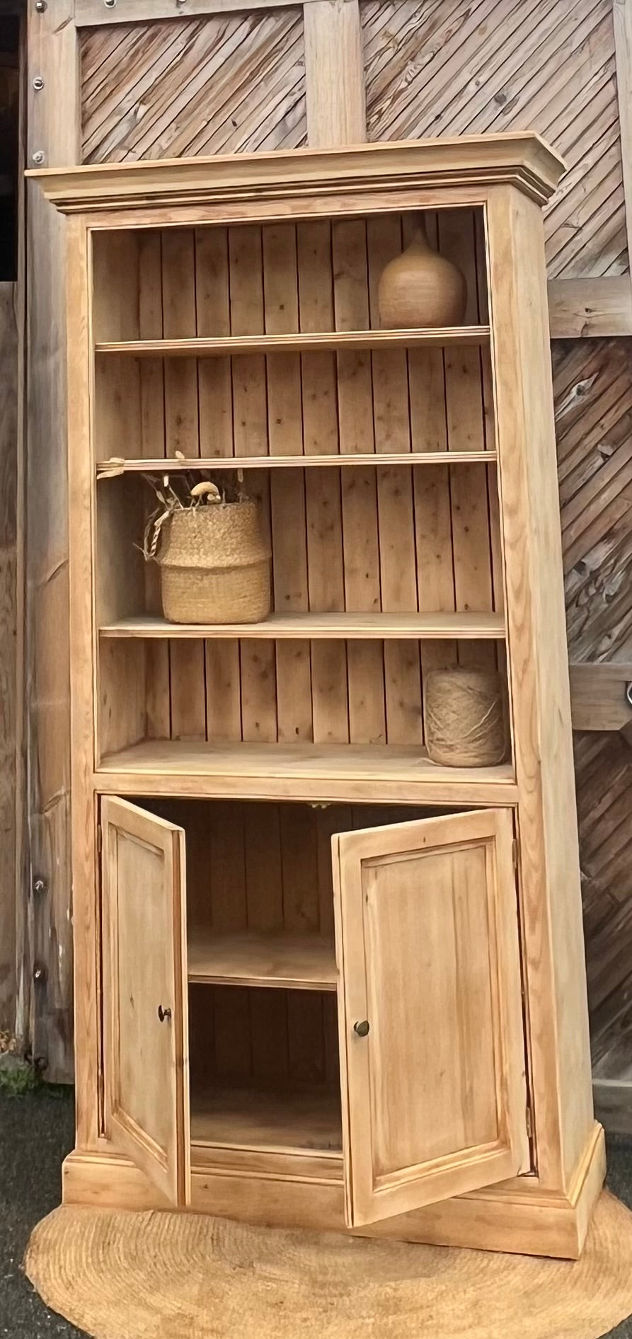 Grande bibliothèque rénovée en bois massif brut