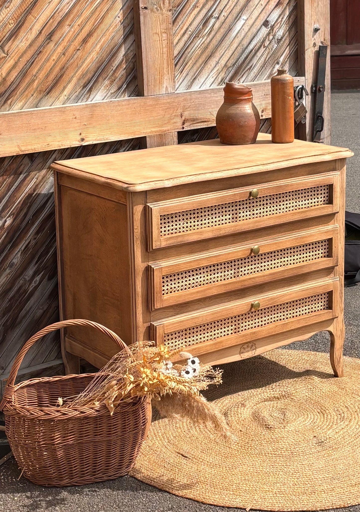 Commode ancienne en chêne brut et cannage
