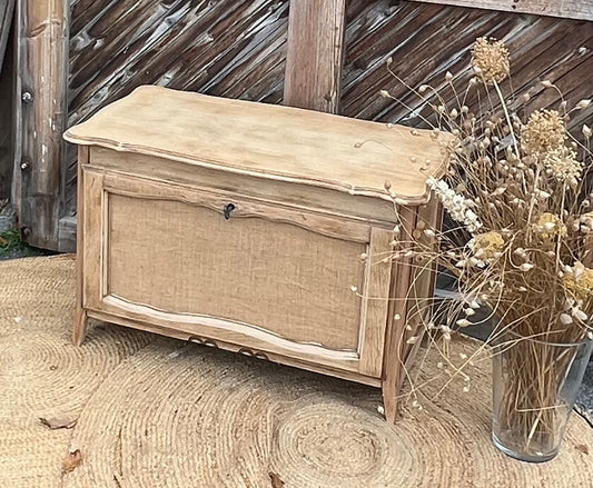 Coffre ancien en chêne brut et toile de jute - ouverture sur le devant