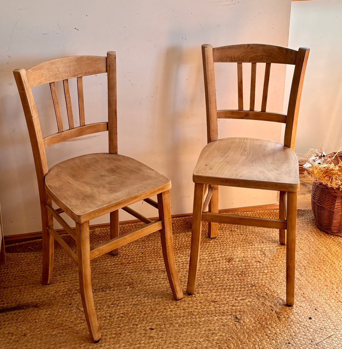 Lot de 2 chaises bistrot anciennes en bois brut