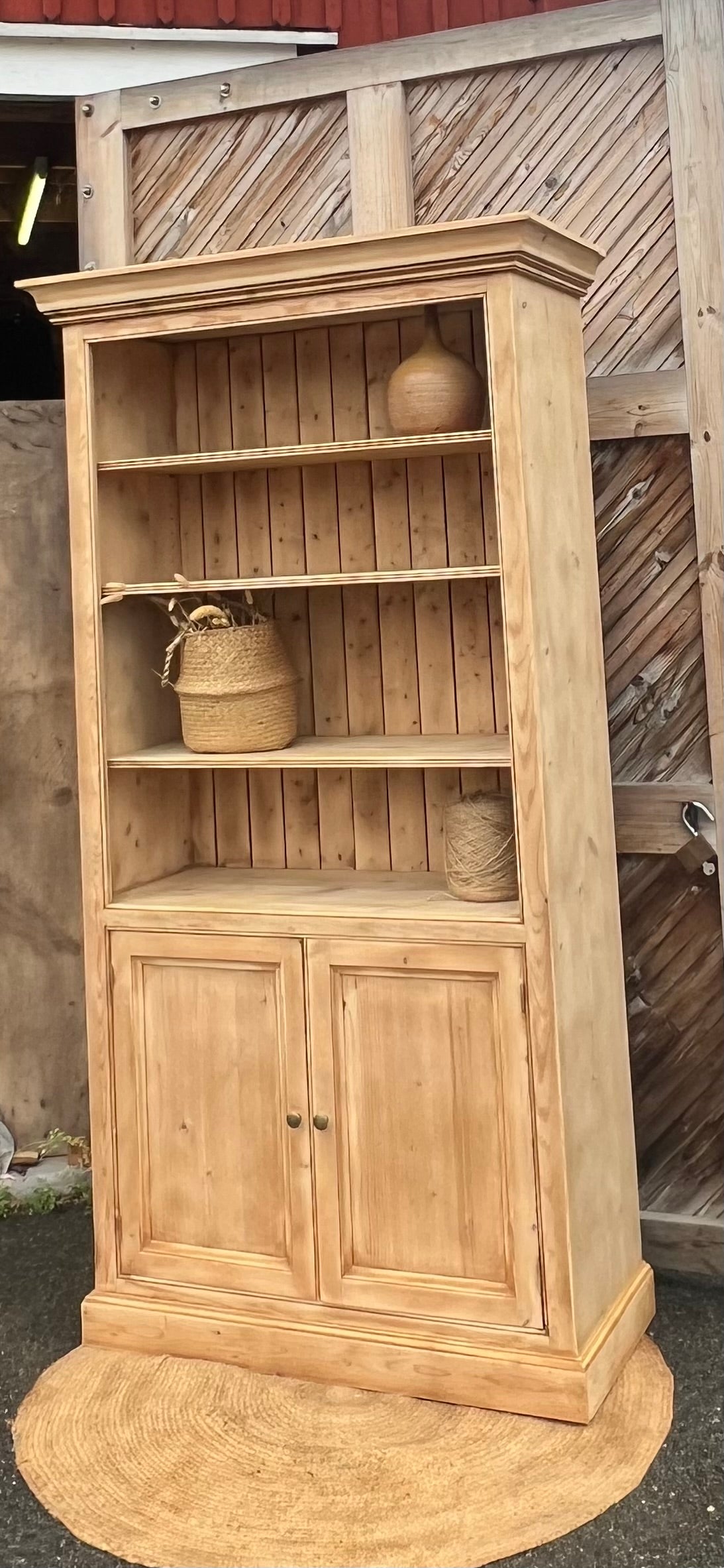 Grande bibliothèque rénovée en bois massif brut