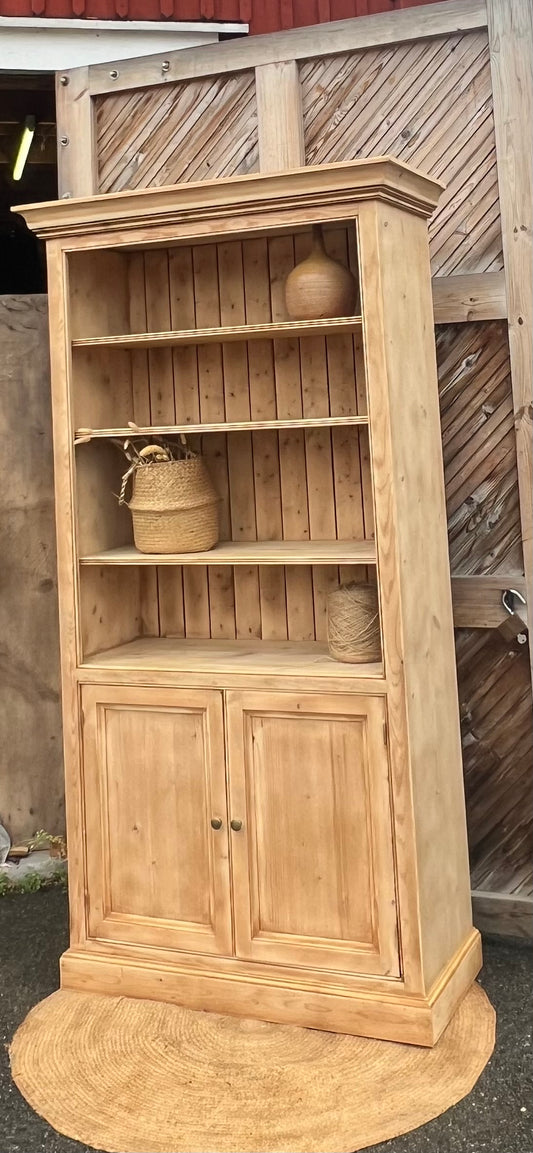 Grande bibliothèque rénovée en bois massif brut