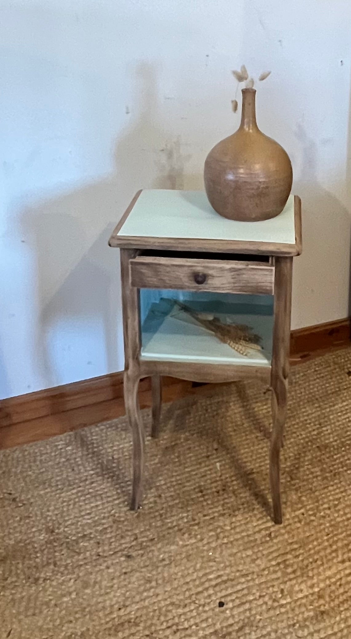 Chevet ancien en chêne brut et vert amande