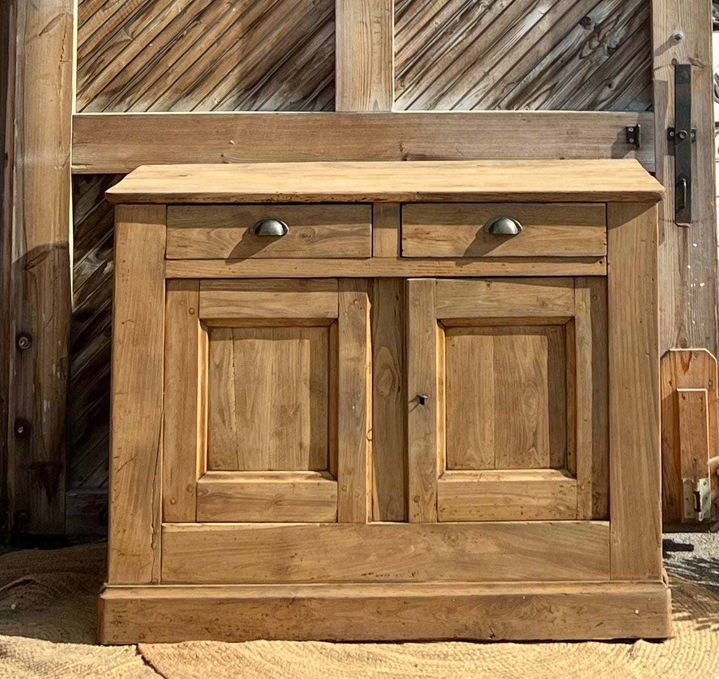 Buffet ancien en chêne massif brut