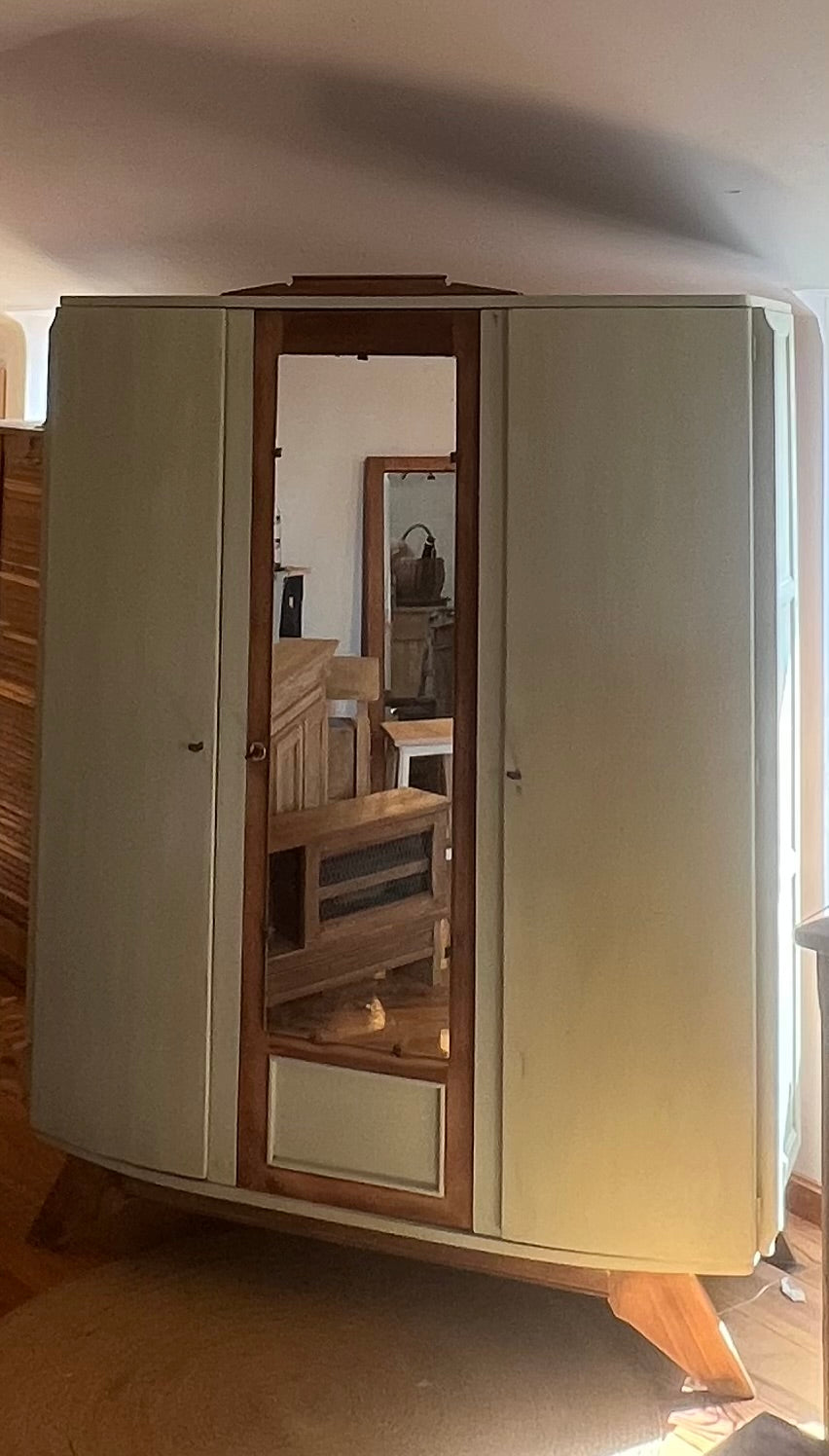 Armoire ancienne vintage en chêne massif brut et patiné vert amande