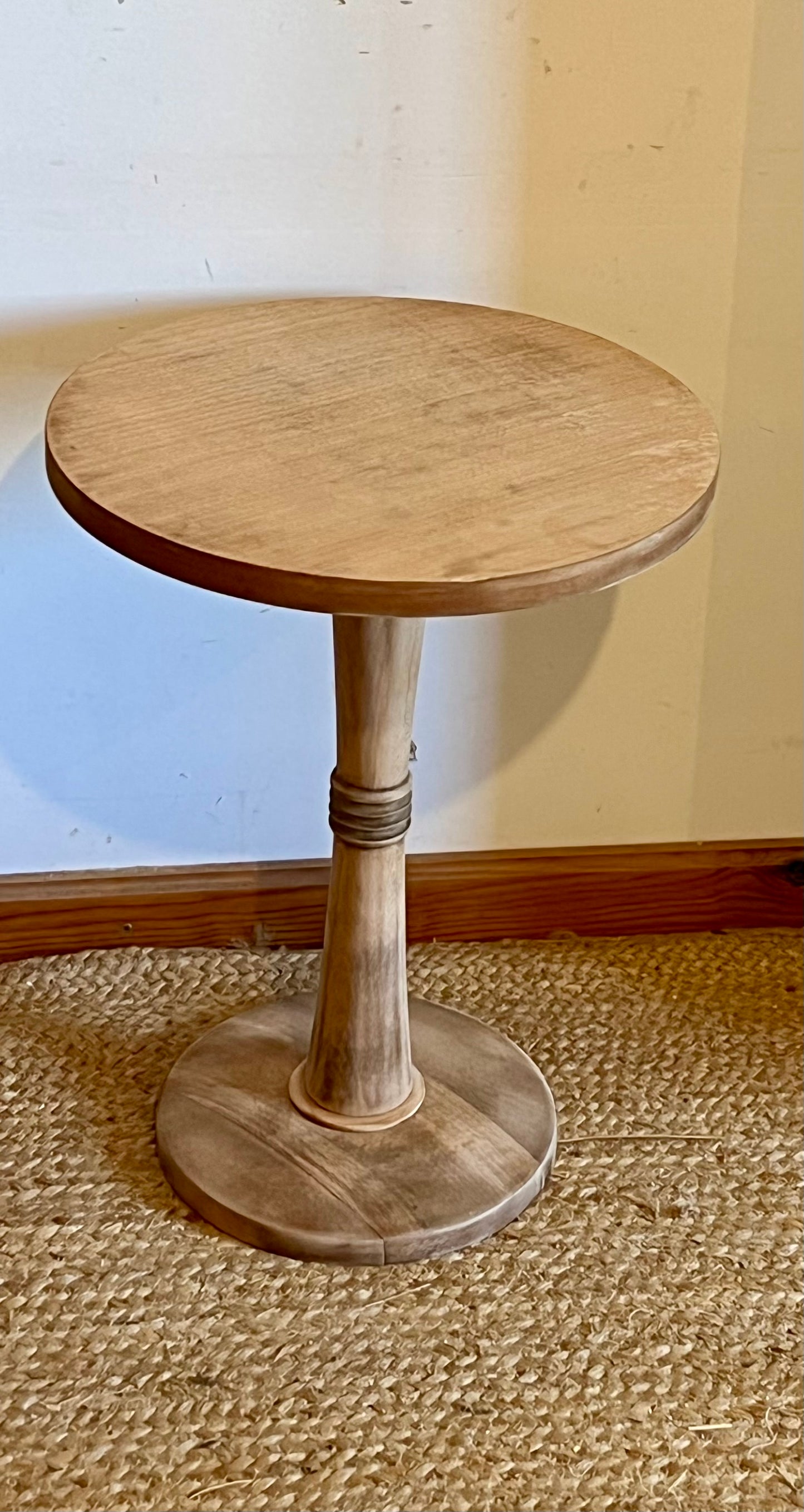 Guéridon / table d’appoint en bois brut