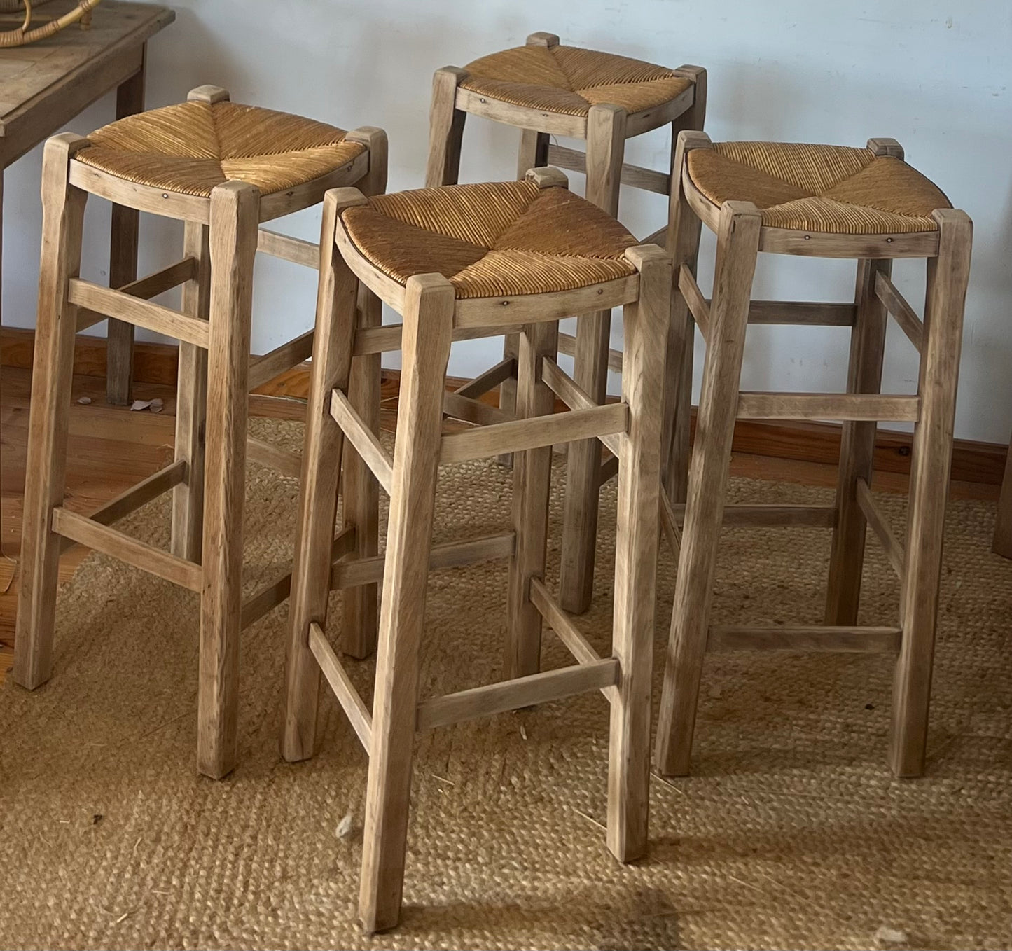 4 tabourets de bar anciens en chêne massif brut et assise paillée - vendu par lot de 2 ou 4