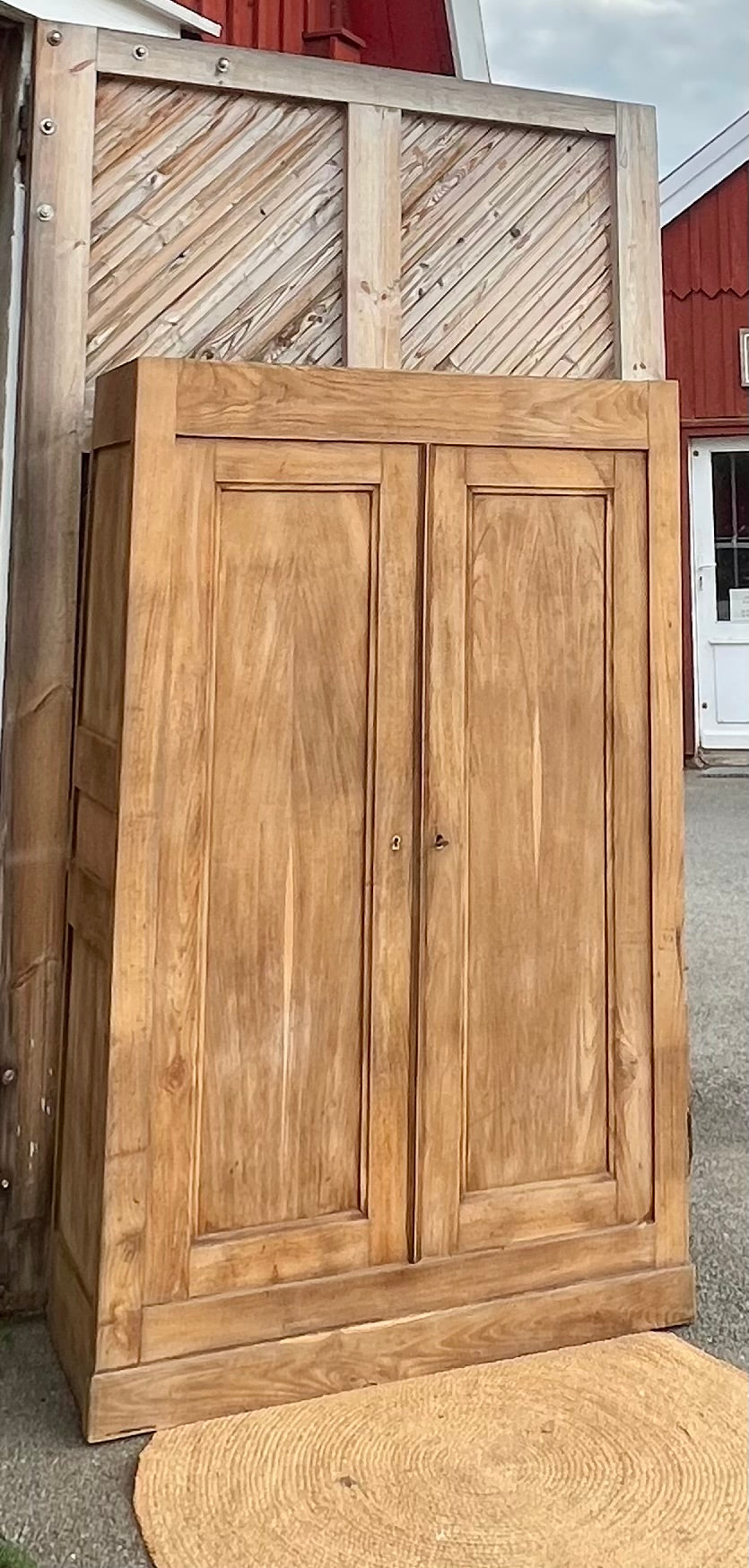 Armoire ancienne en bois massif brut esprit campagne chic