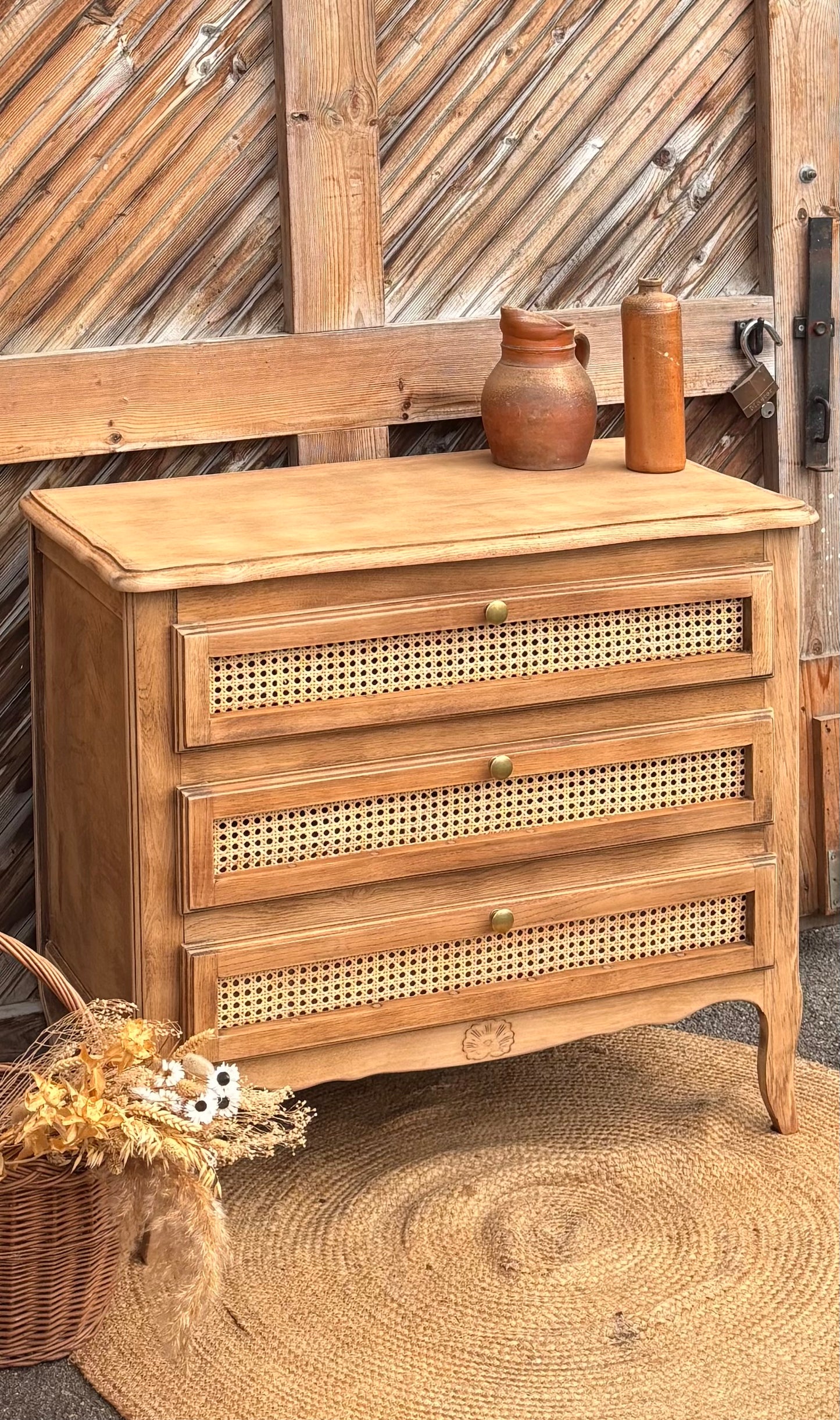 Commode ancienne en chêne brut et cannage