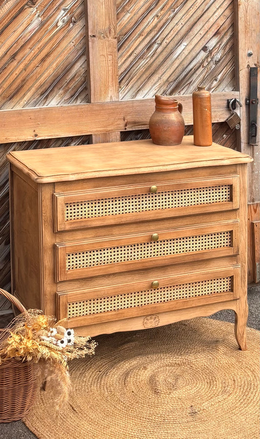 Commode ancienne en chêne brut et cannage