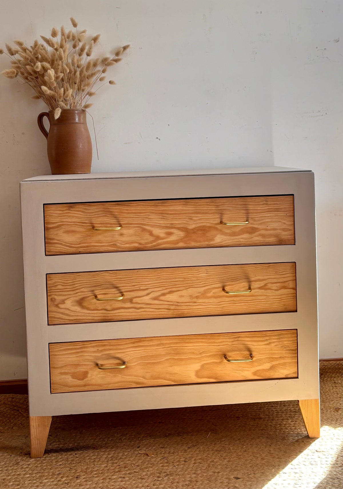 Commode vintage ancienne rénovée en bois brut et patine lin