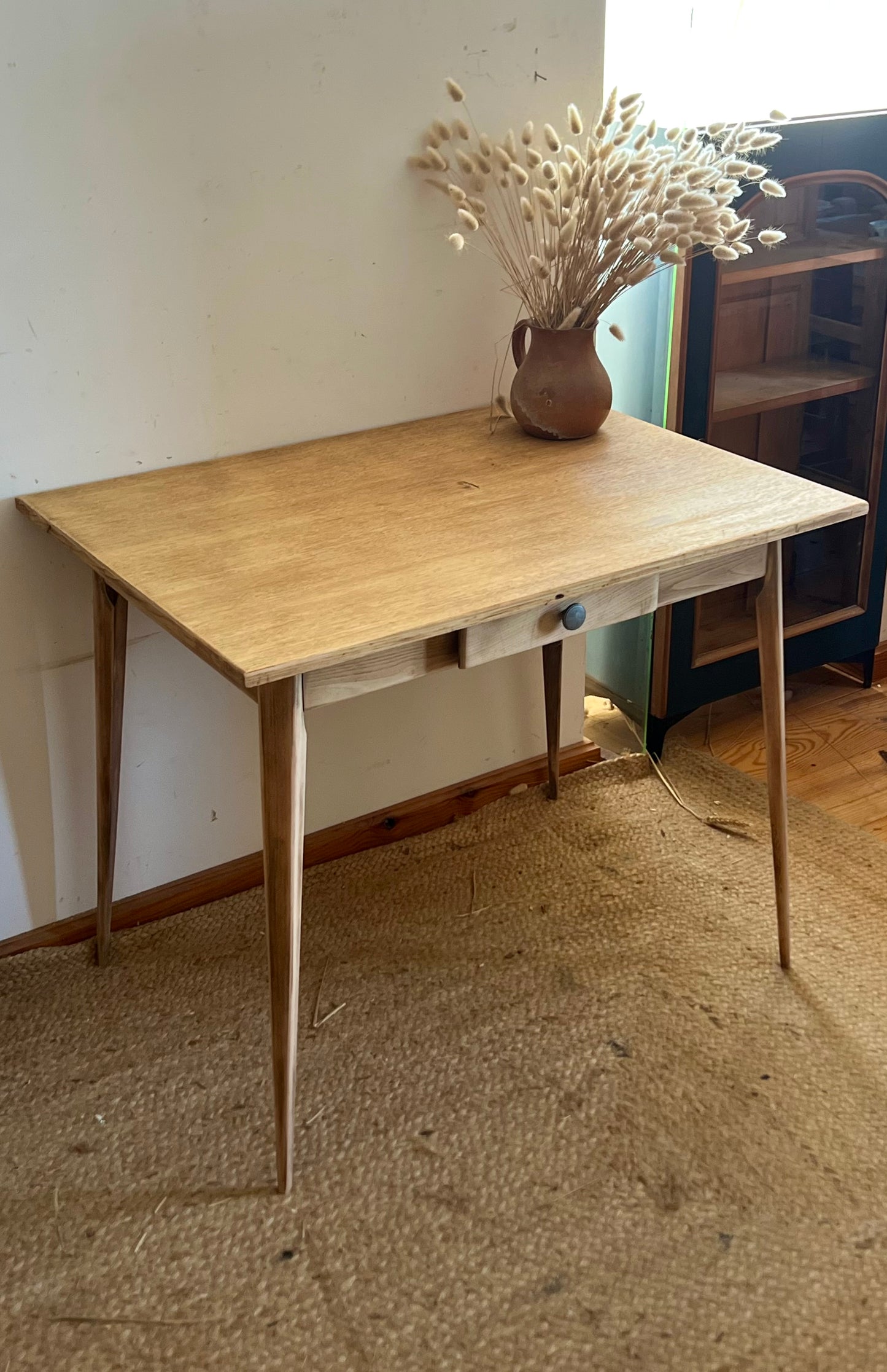 Bureau vintage ancien en bois brut - pieds fuseaux