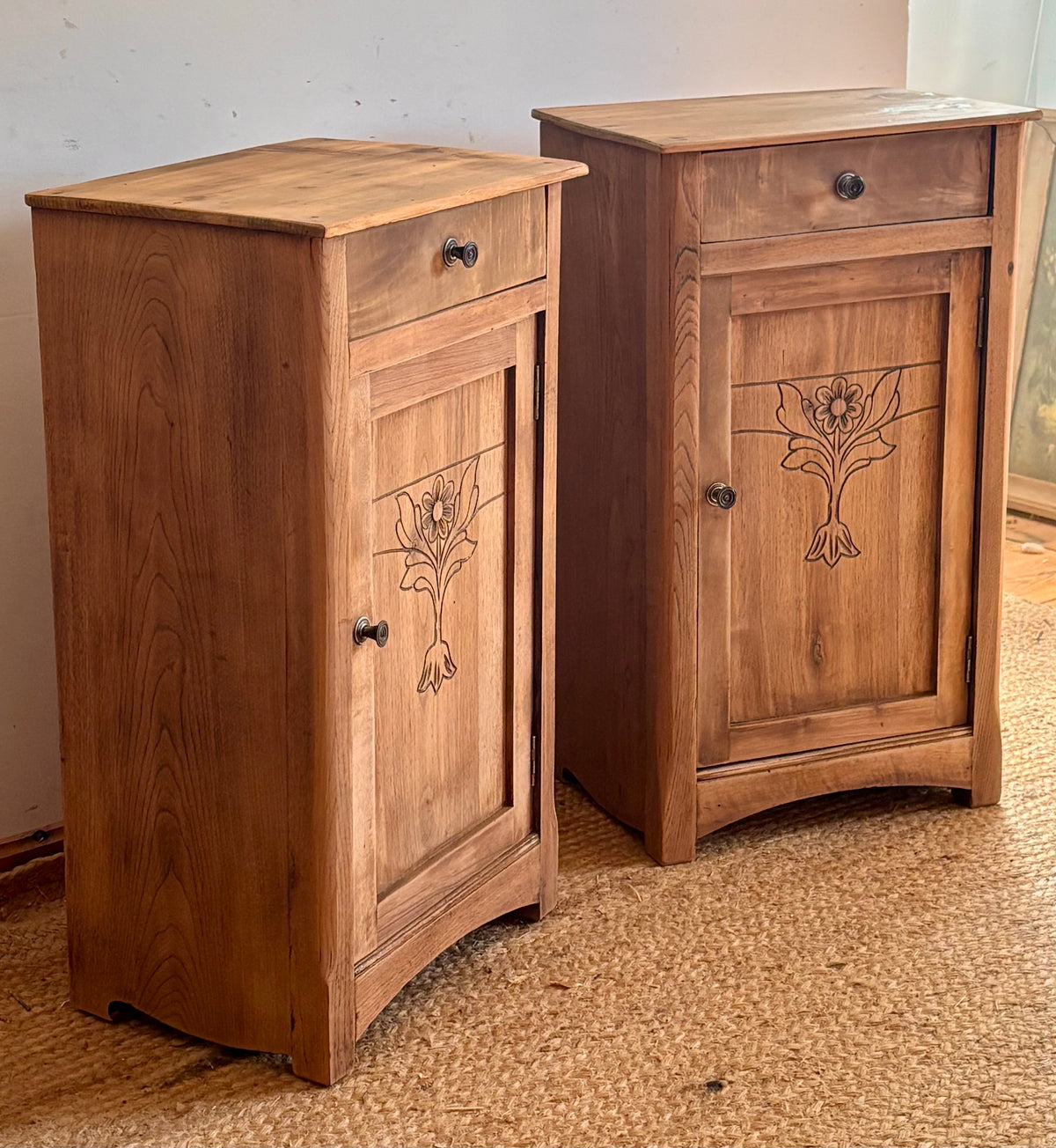 Paire de chevets anciens / tables de nuit en bois massif brut