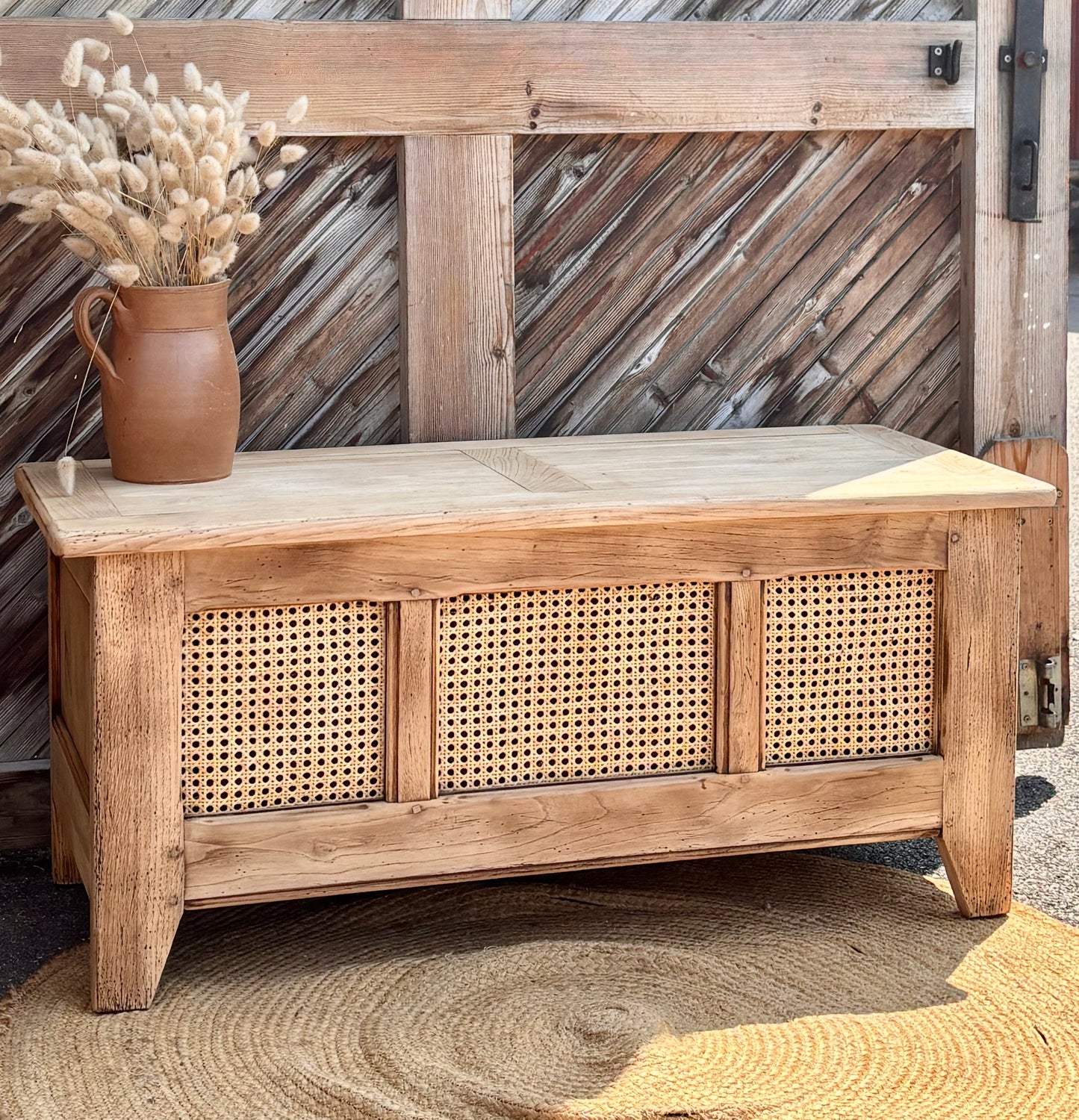 Banc coffre ancien en chêne massif brut et cannage naturel