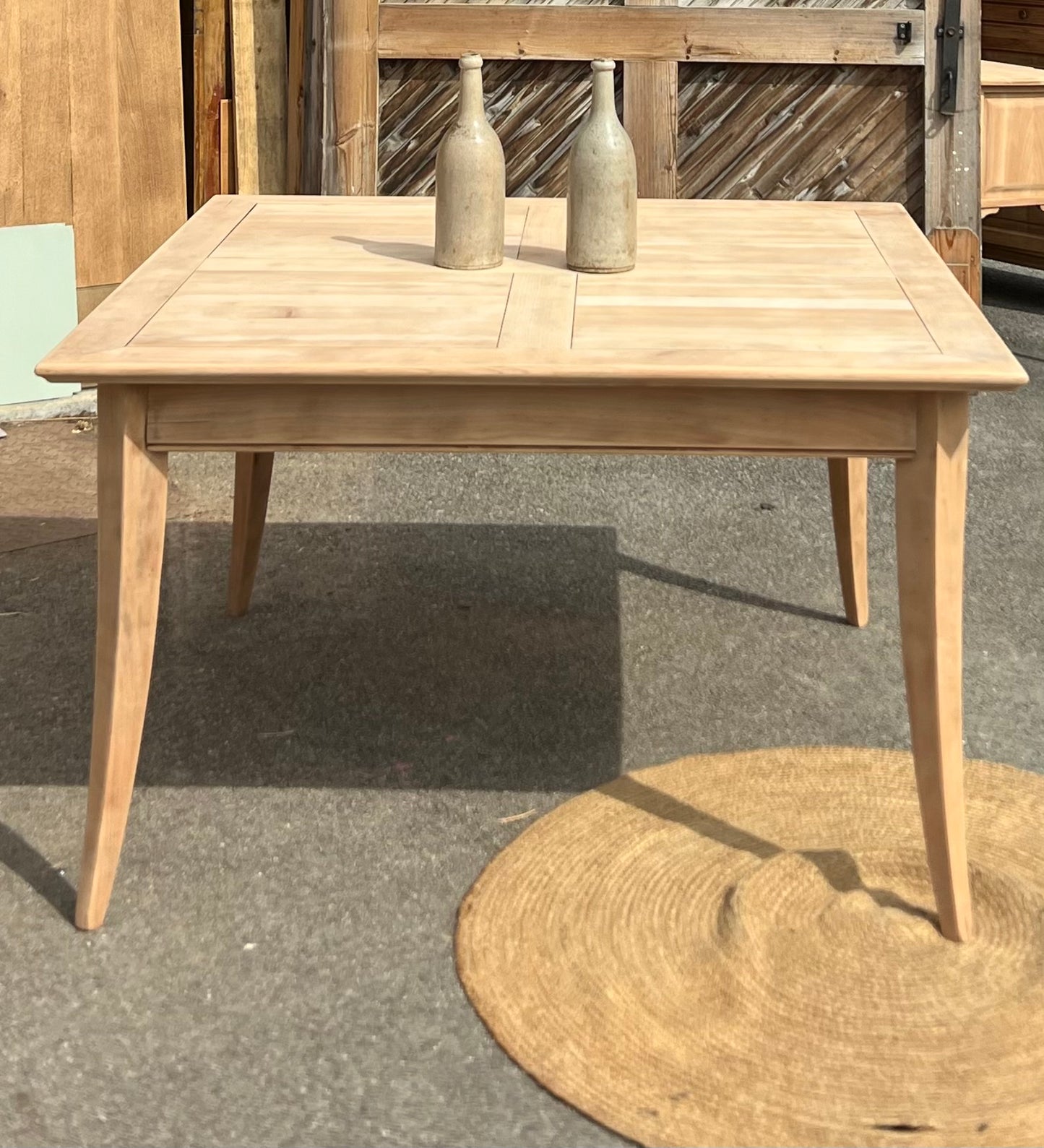 Grande table familiale carrée + 2 rallonges rénovée en bois massif brut