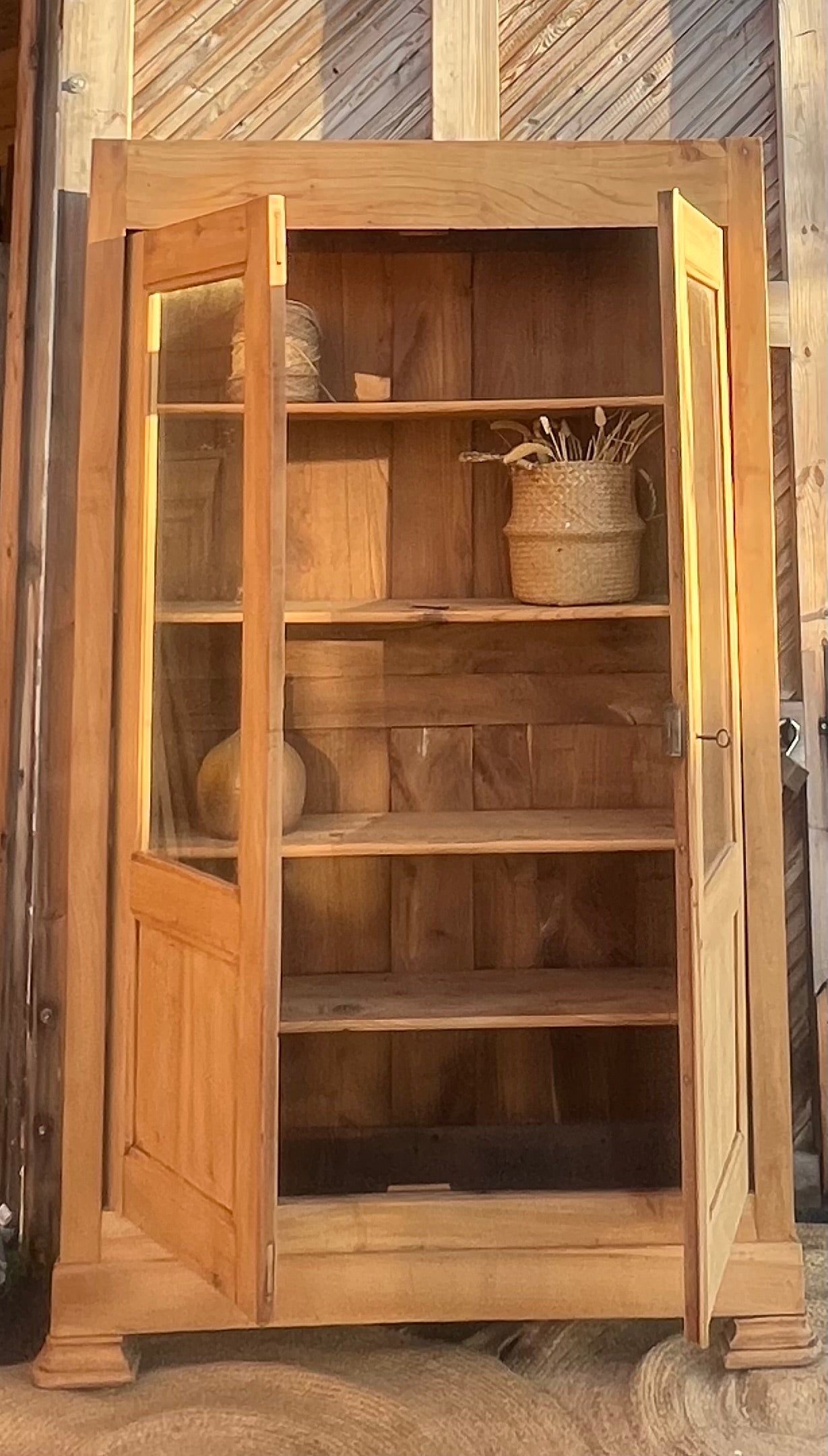 Armoire parisienne ancienne étroite :  vaisselier bibliothèque vitrée en bois massif brut