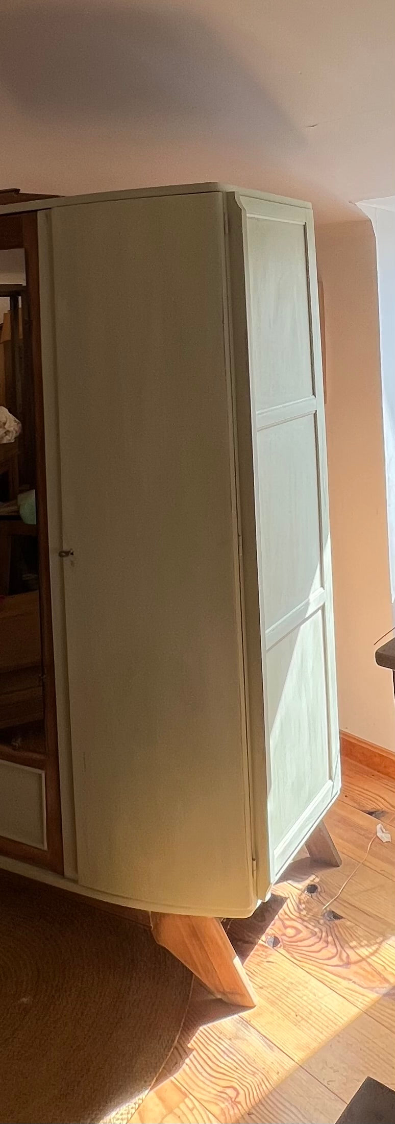 Armoire ancienne vintage en chêne massif brut et patiné vert amande