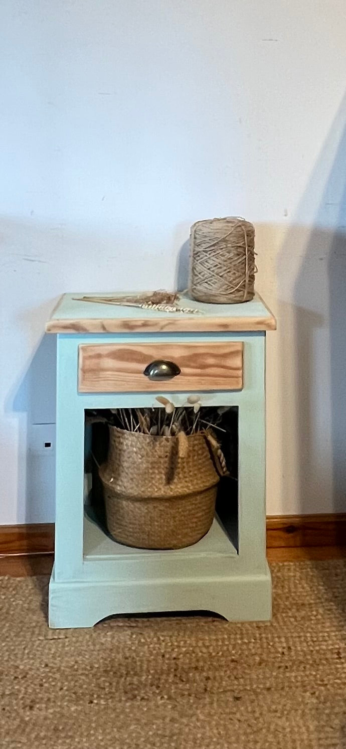 Table de nuit chevet en bois brut et vert amande