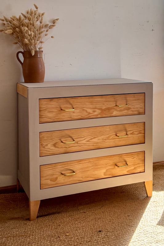 Commode vintage ancienne rénovée en bois brut et patine lin