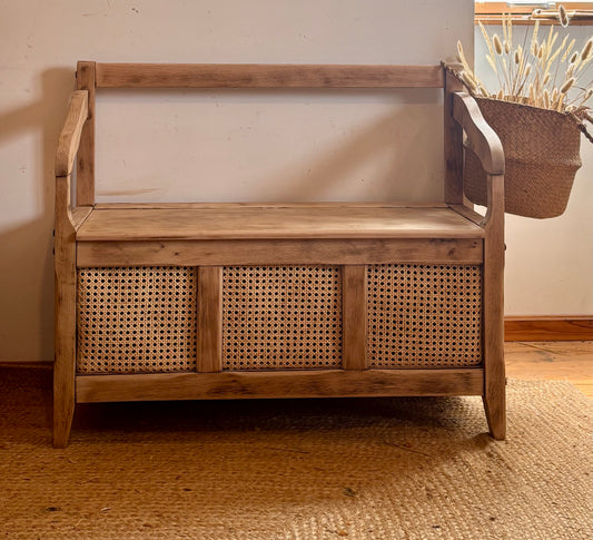Banc coffre ancien en chêne brut et cannage