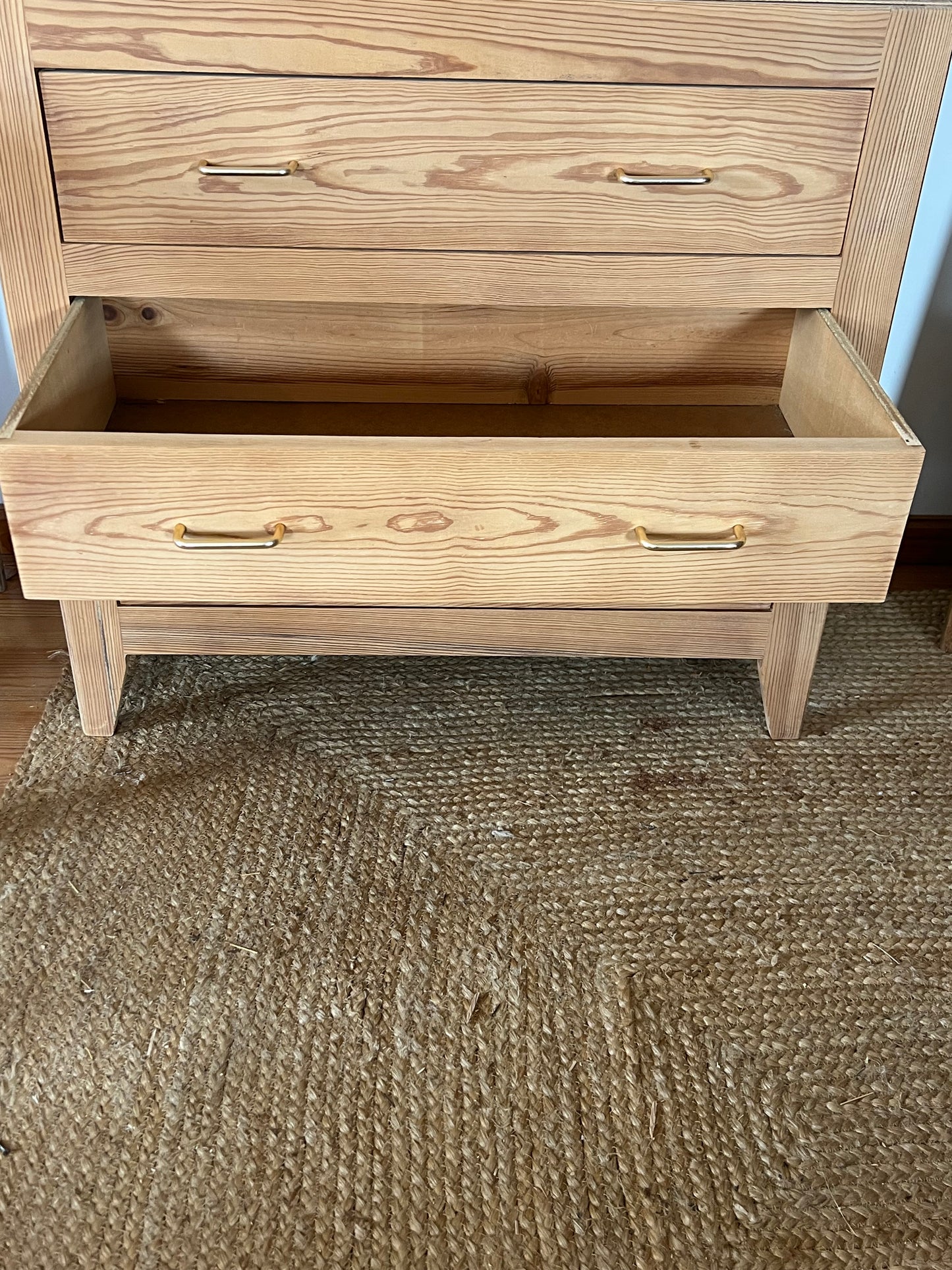 Commode vintage ancienne en bois brut pieds compas