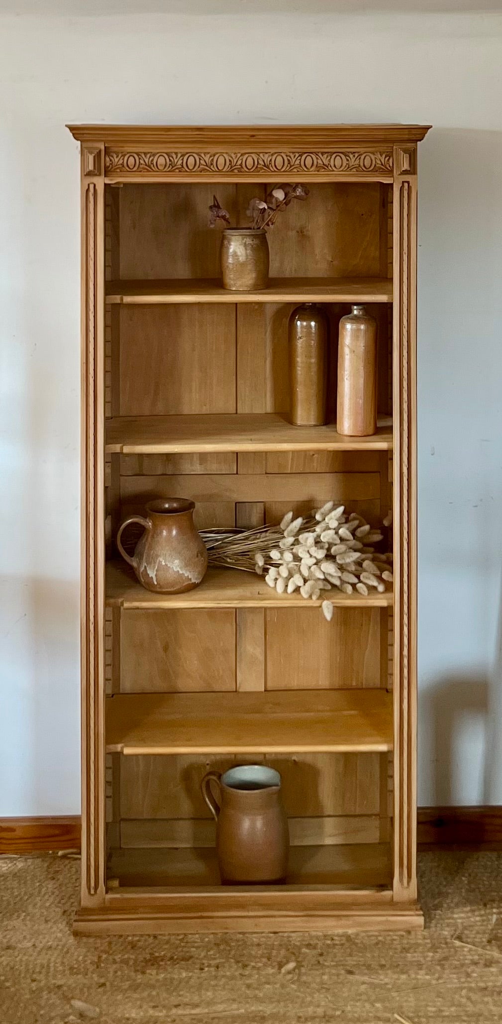 Petite bibliothèque parisienne ancienne en bois brut