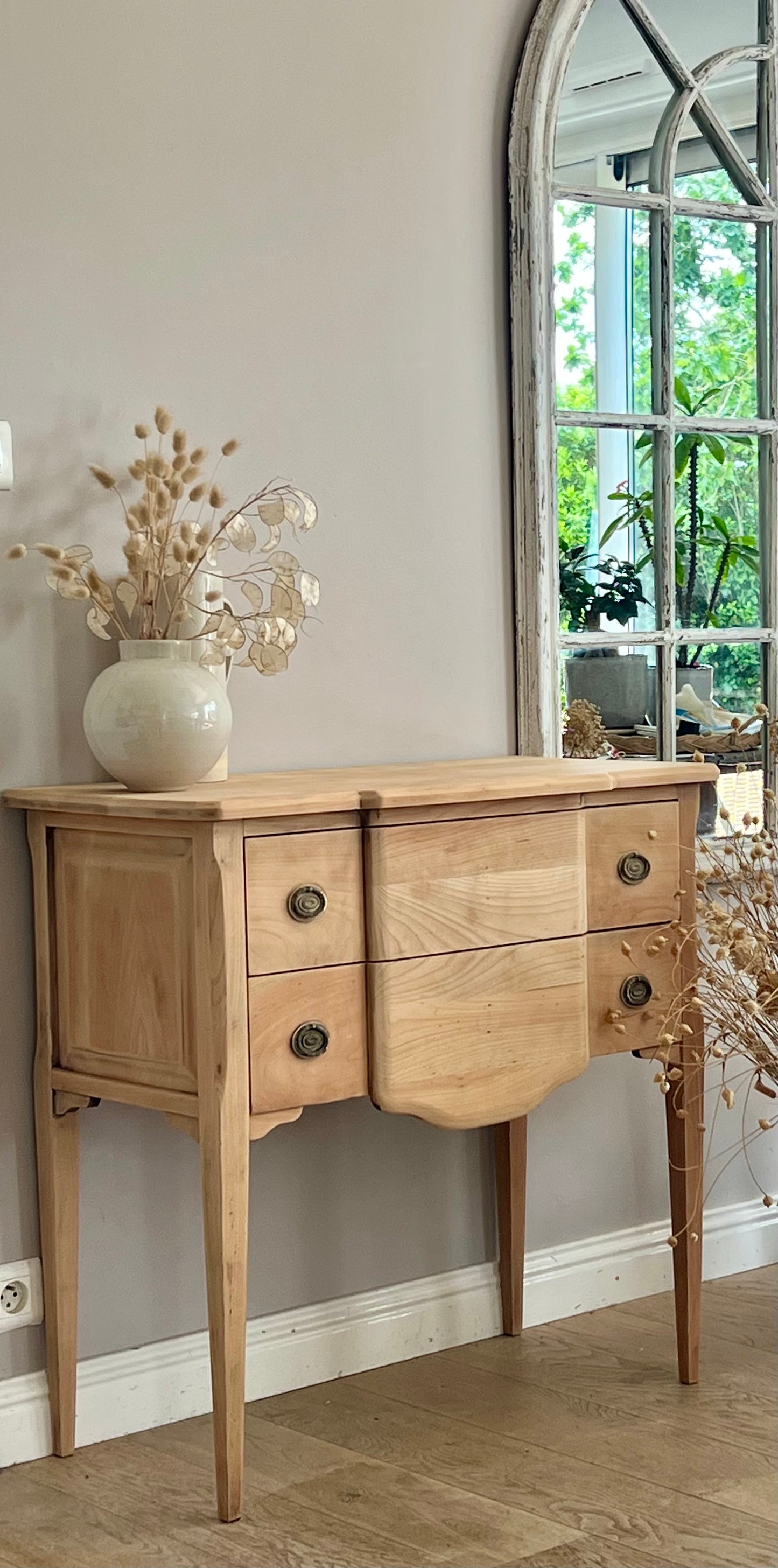 Petite commode ancienne / console en bois massif brut