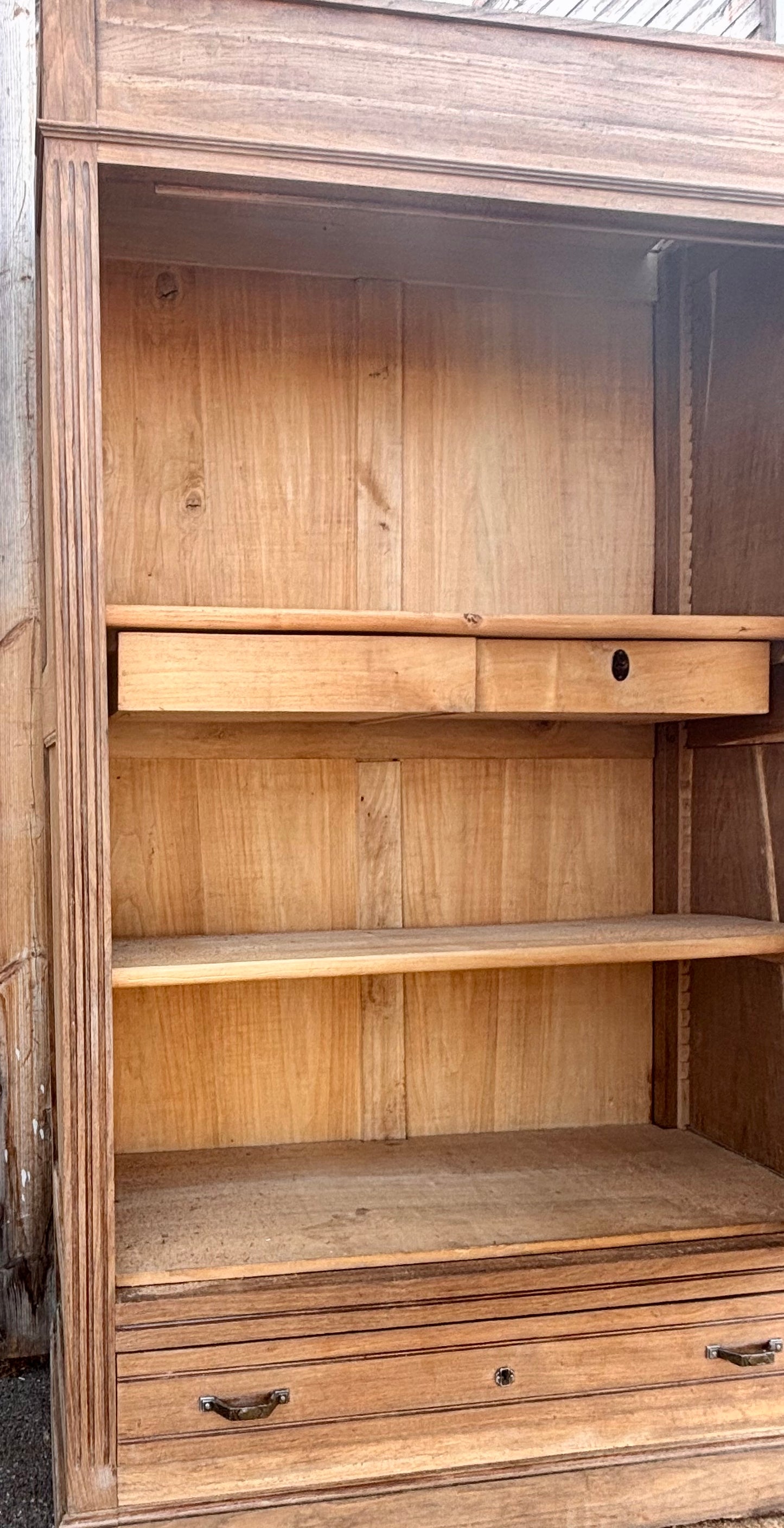 Armoire ancienne en chêne massif brut et cannage