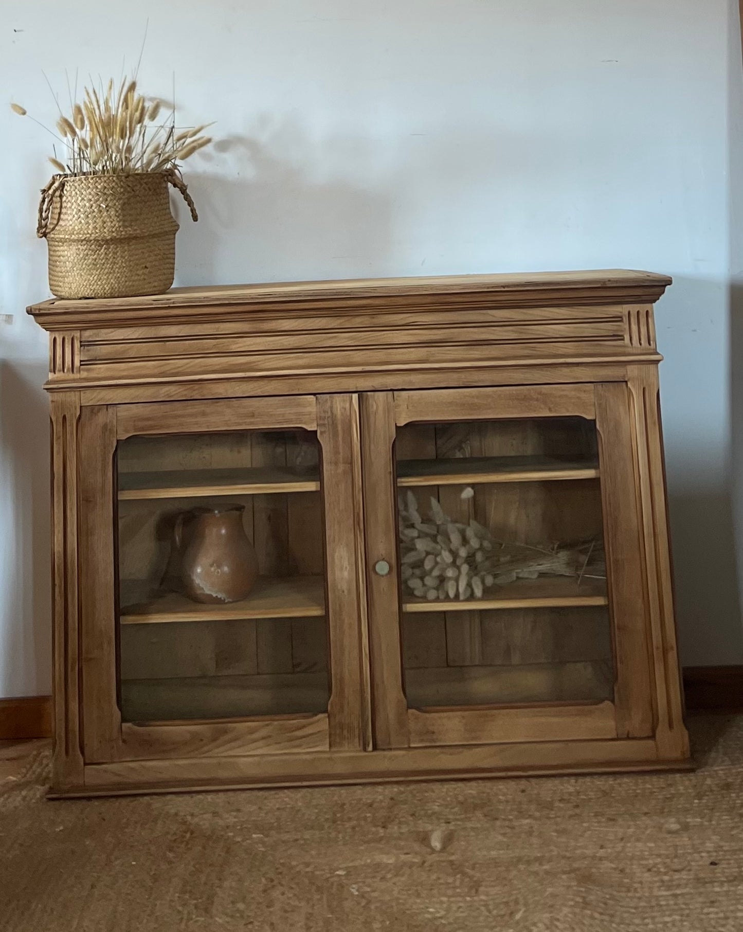 Buffet parisien vitré ancien  en bois massif brut : vaisselier , bibliothèque, meuble d’entrée …