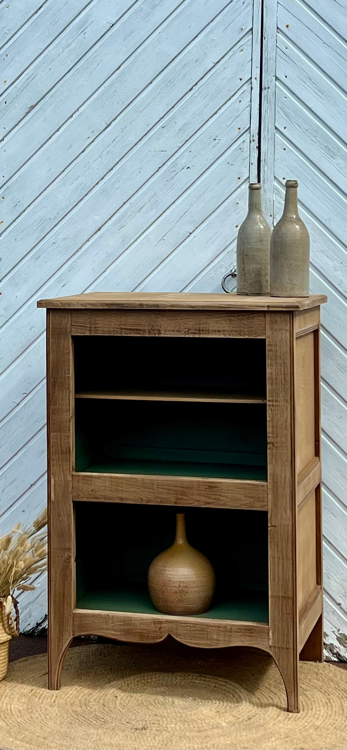 Bibus ancien meuble de rangement en chêne brut et vert treillis