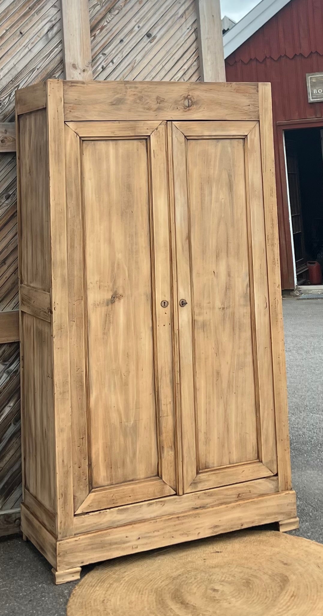 Armoire ancienne en bois massif brut