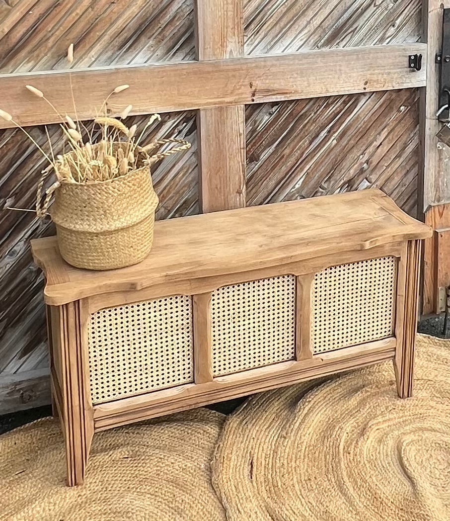 Coffre ancien en chêne massif brut et cannage