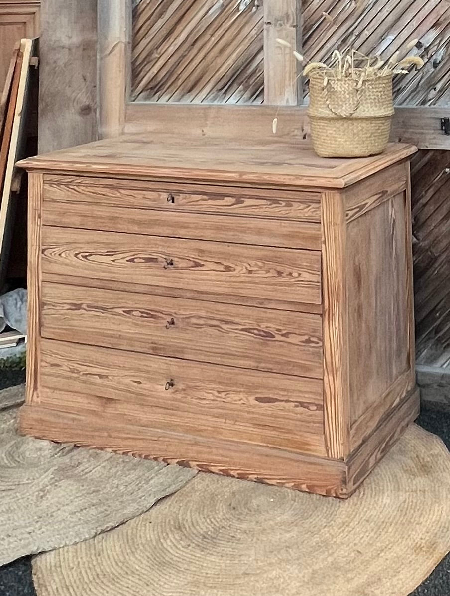 Grande commode ancienne en bois massif brut